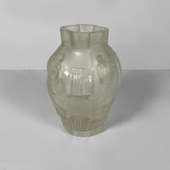 French finely crafted glass vase by Lalique, 1930s