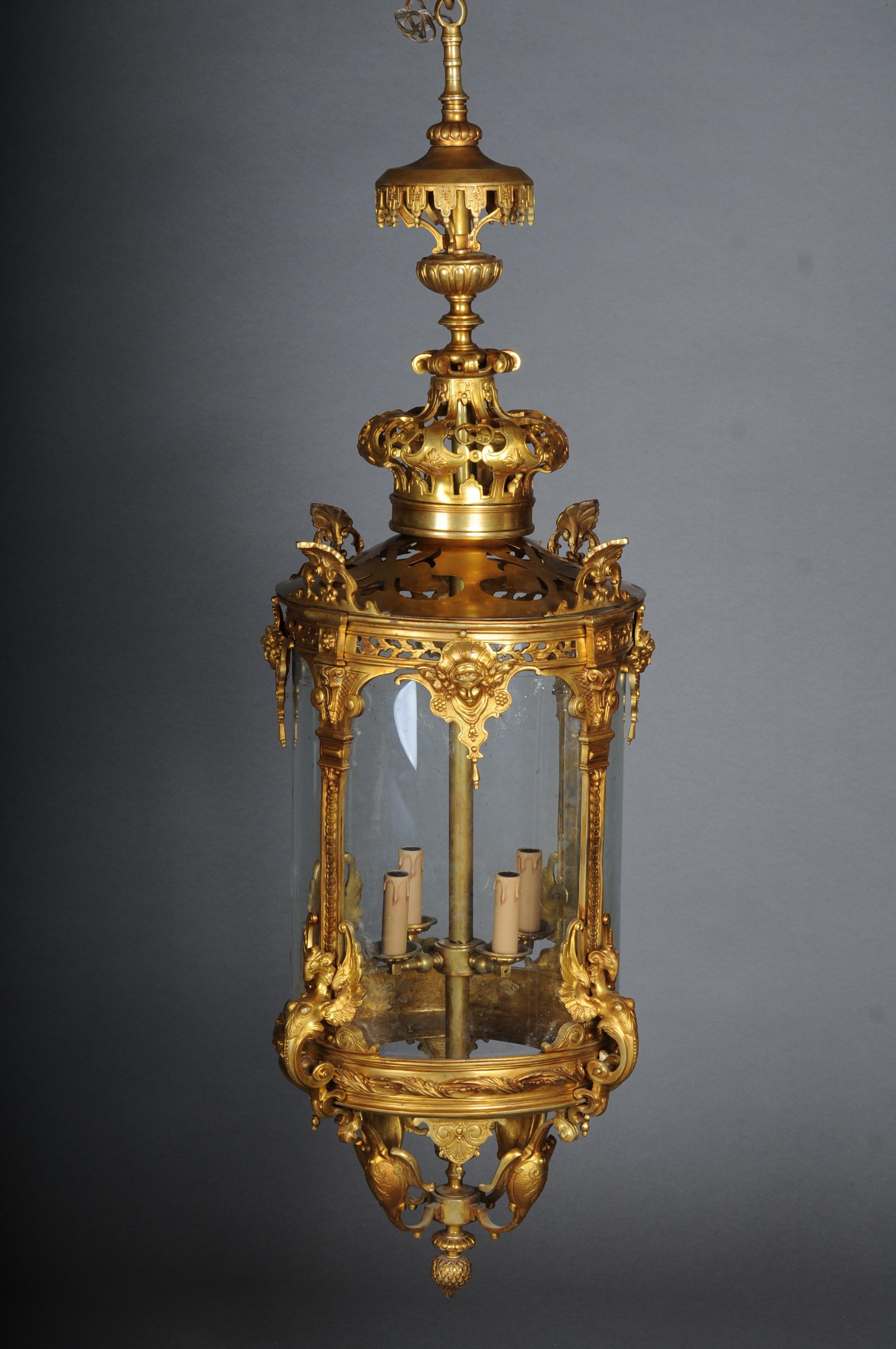 French Fire Bronze brass lantern/chandelier Louis XVI Shape

This exquisite lantern stands out with its distinctive shape.
High-quality processed with decorative elements from the Louis XVI.
The frame of the lantern is adorned and sculpted with rich