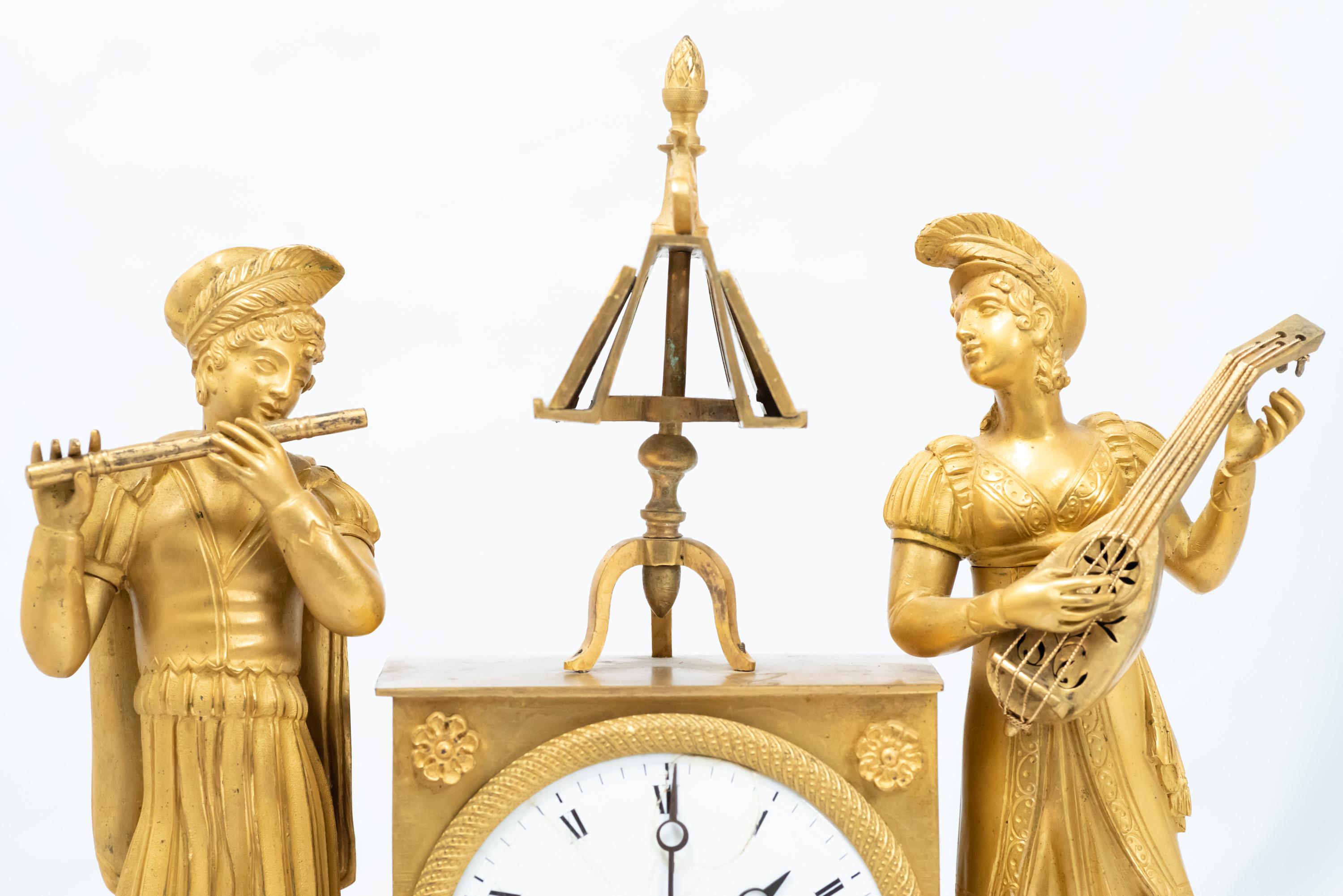 Französische Feuervergoldete Bronzeuhr mit Troubadour-Figuren aus der Zeit um 1820 im Angebot 7