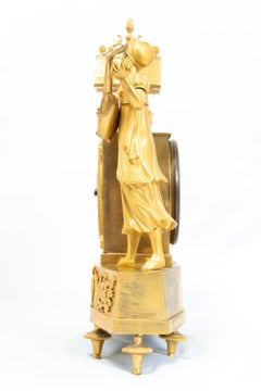 Orologio francese in bronzo dorato a fuoco raffigurante figure di trovatori, 1820 ca.