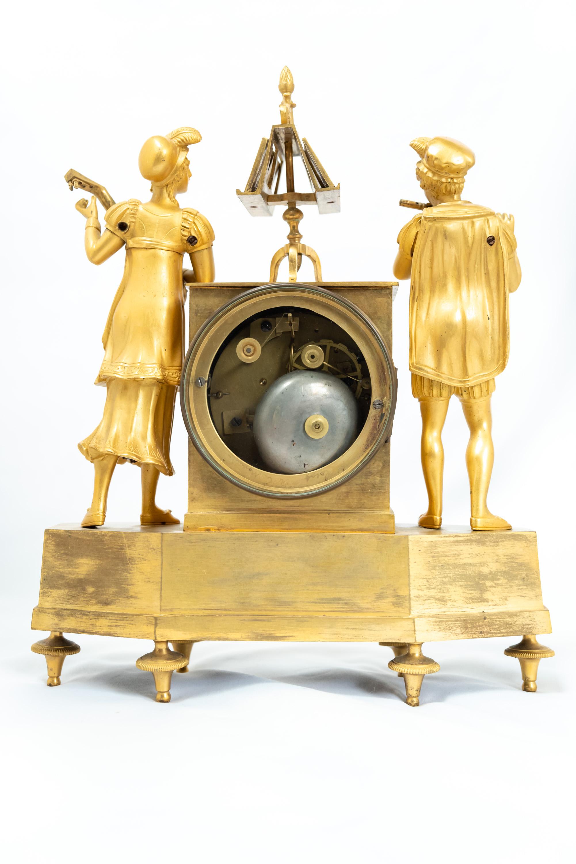 Französische Feuervergoldete Bronzeuhr mit Troubadour-Figuren aus der Zeit um 1820 (Vergoldet) im Angebot