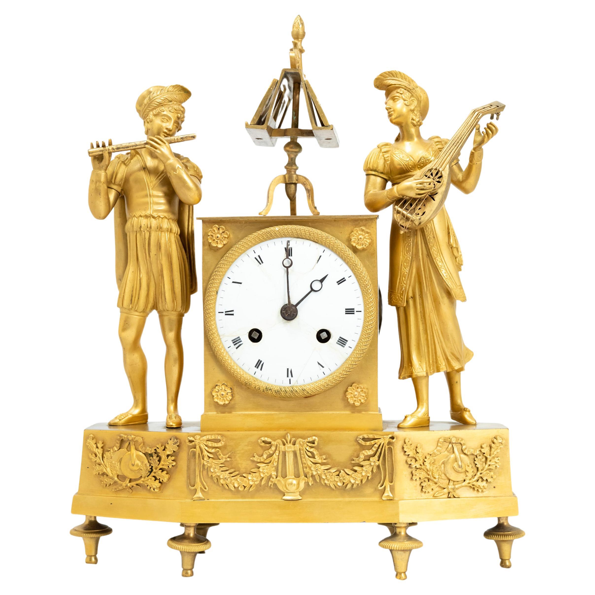 Französische Feuervergoldete Bronzeuhr mit Troubadour-Figuren aus der Zeit um 1820 im Angebot
