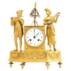 Orologio francese in bronzo dorato a fuoco raffigurante figure di trovatori, 1820 ca.