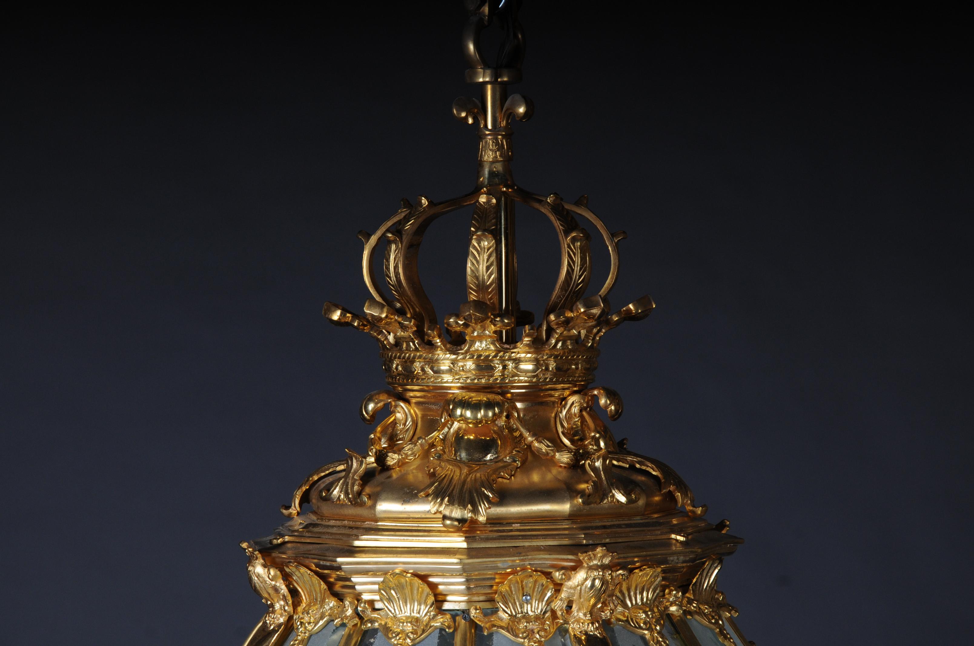 This exquisite lantern takes an octagonal beehive shape, which is often referred to as 'Versailles' shape, as it was based on an 18th Century model built for the Chateau of Versailles. The frame of the lantern is formed in ormolu, and the upper