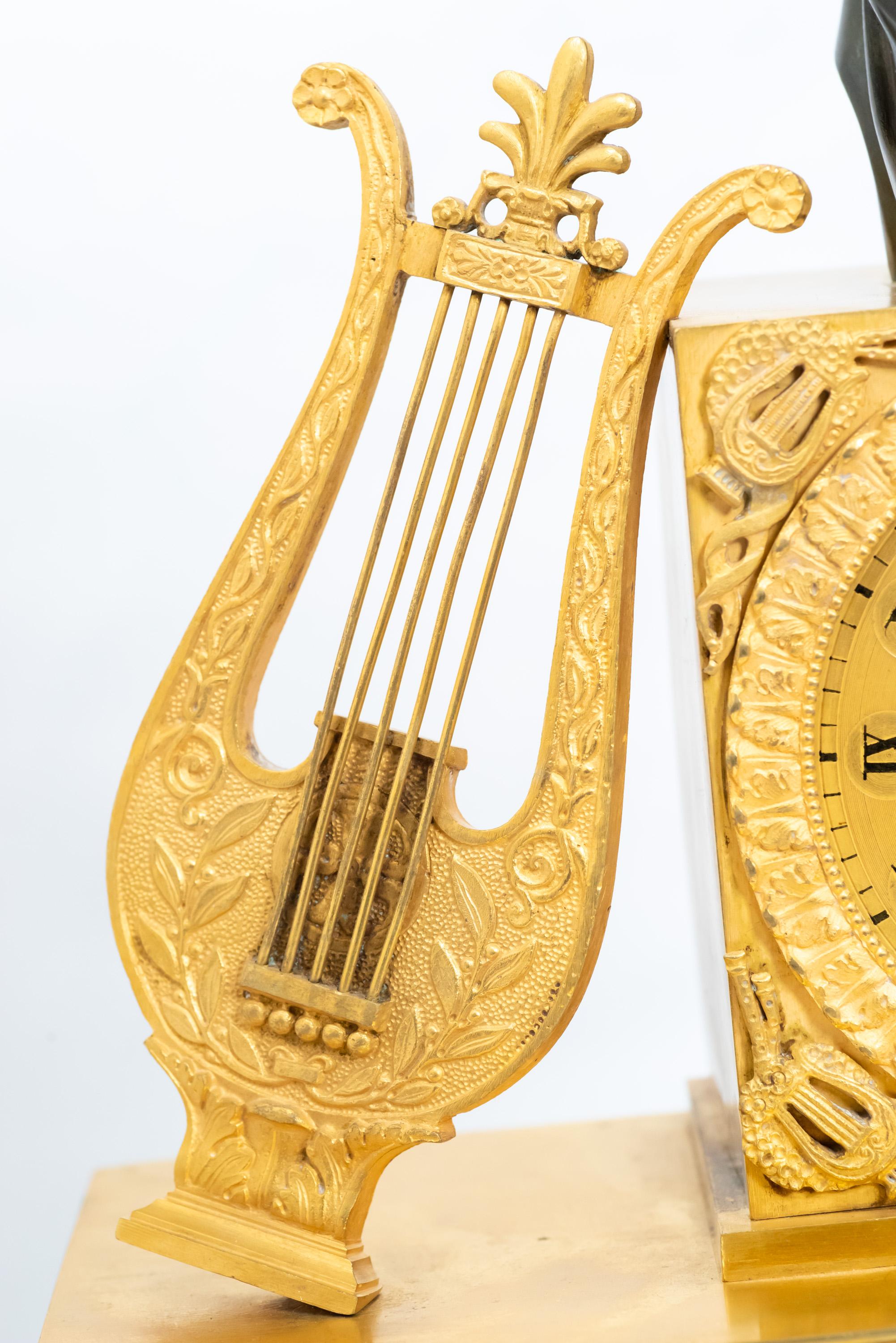 Eine restaurierte Patina und feuervergoldete Uhr mit der Darstellung von Virgil im Angebot 2
