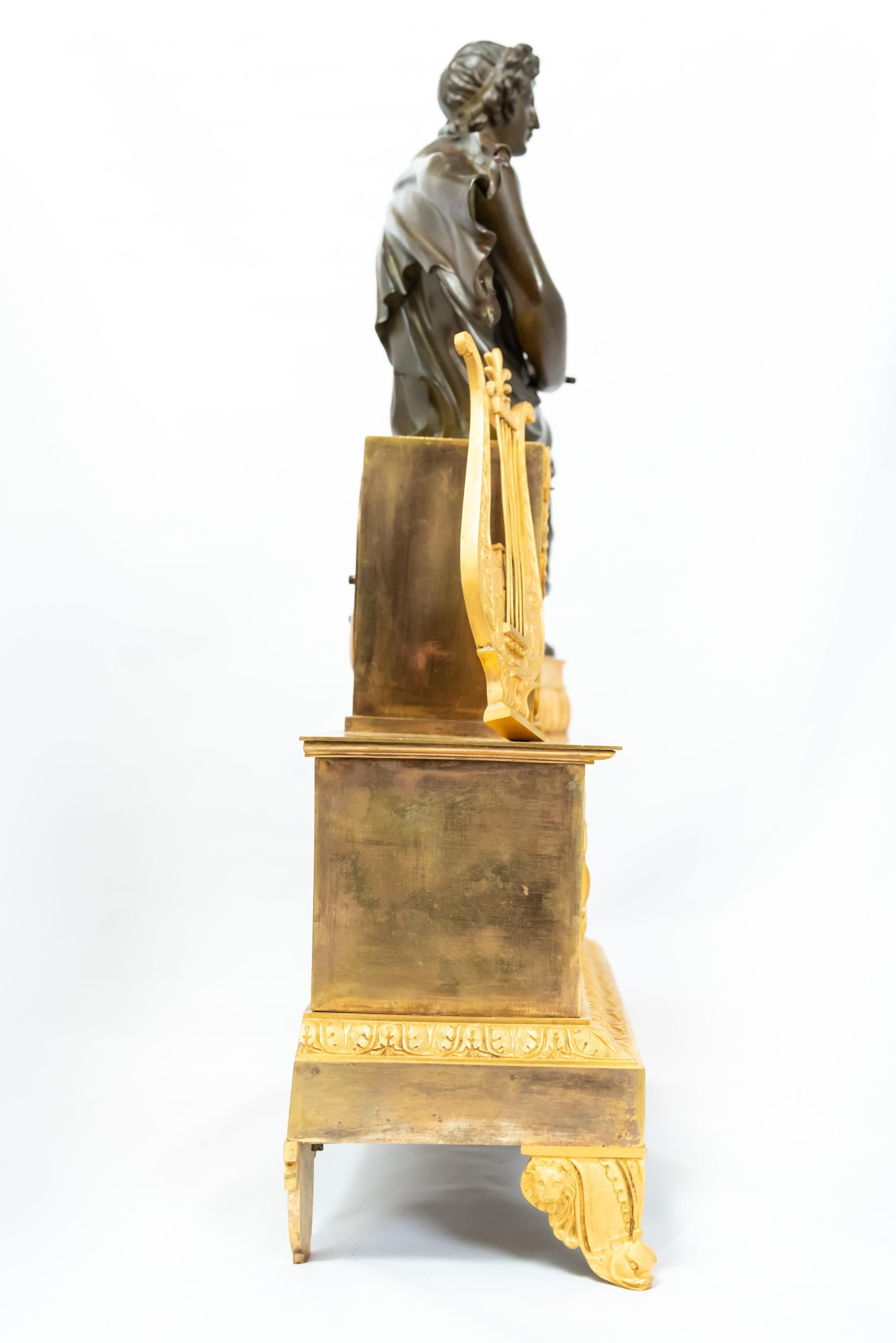 Eine restaurierte Patina und feuervergoldete Uhr mit der Darstellung von Virgil (Restauration) im Angebot