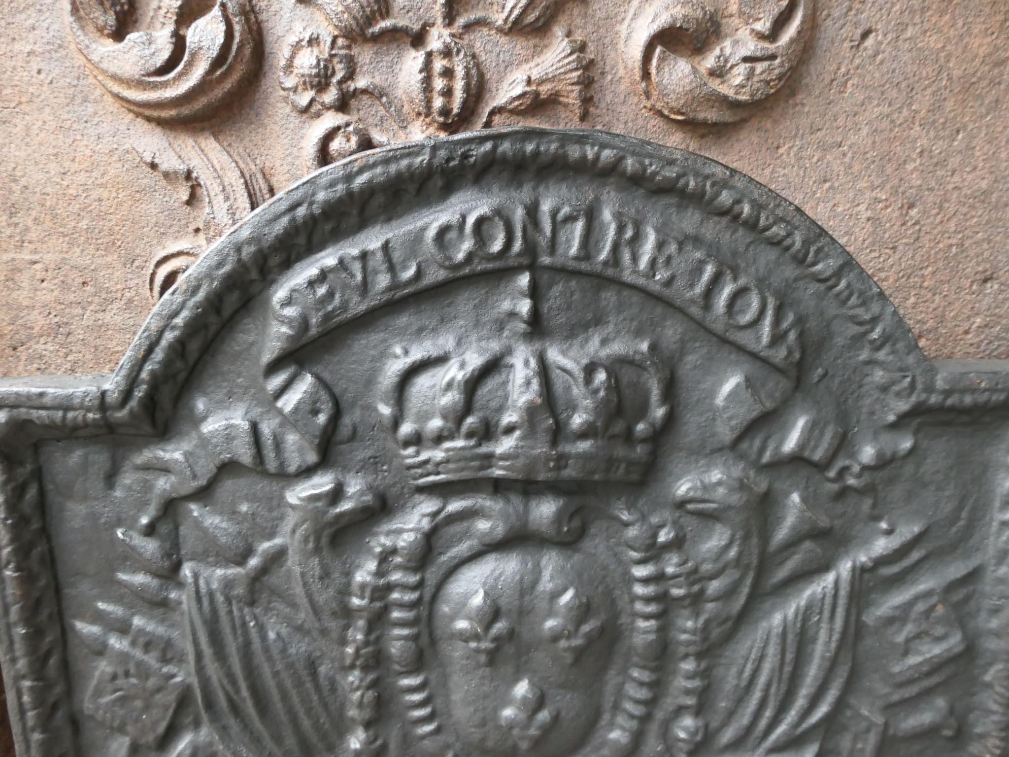 Plaque de cheminée française avec les armoiries de France, style Louis XIV Bon état - En vente à Soest, NL
