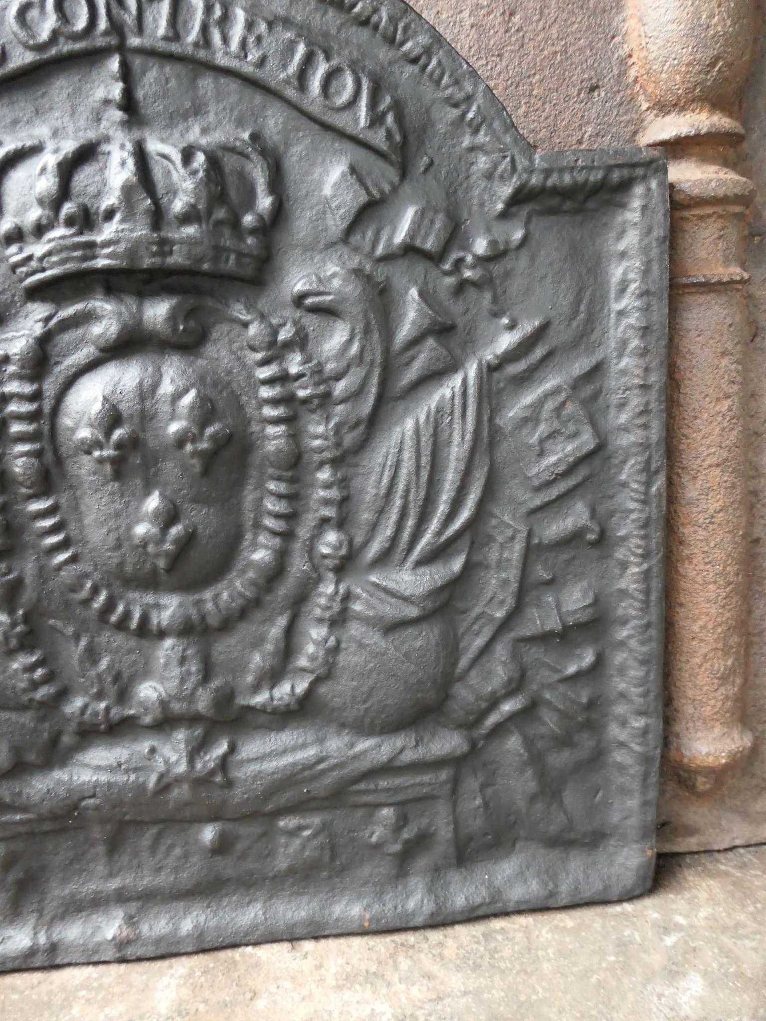 Plaque de cheminée française avec les armoiries de France, style Louis XIV en vente 1