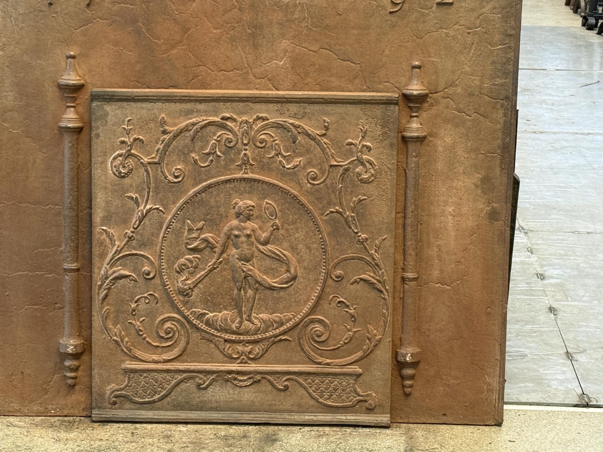 Caminetto francese del XVIII secolo, periodo Luigi XV, raffigurante Venere con il suo specchio e la torcia di Estia.

Dea dell'amore, della bellezza e della fertilità. La torcia è il simbolo di Hestia, dea del fuoco e più in particolare del focolare