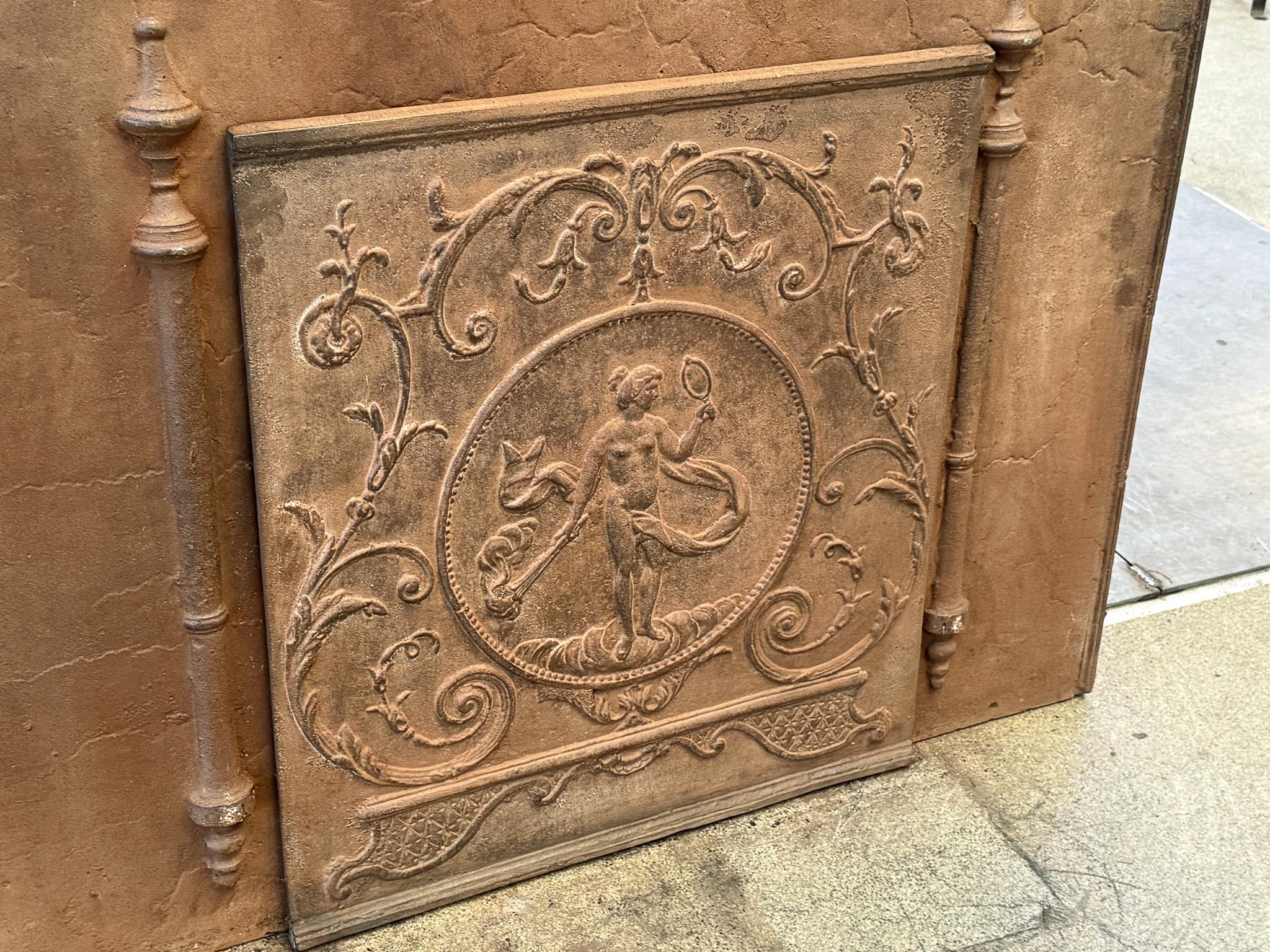 Francese Parafuoco francese con la dea Venere, periodo Luigi XV, XVIII secolo. in vendita