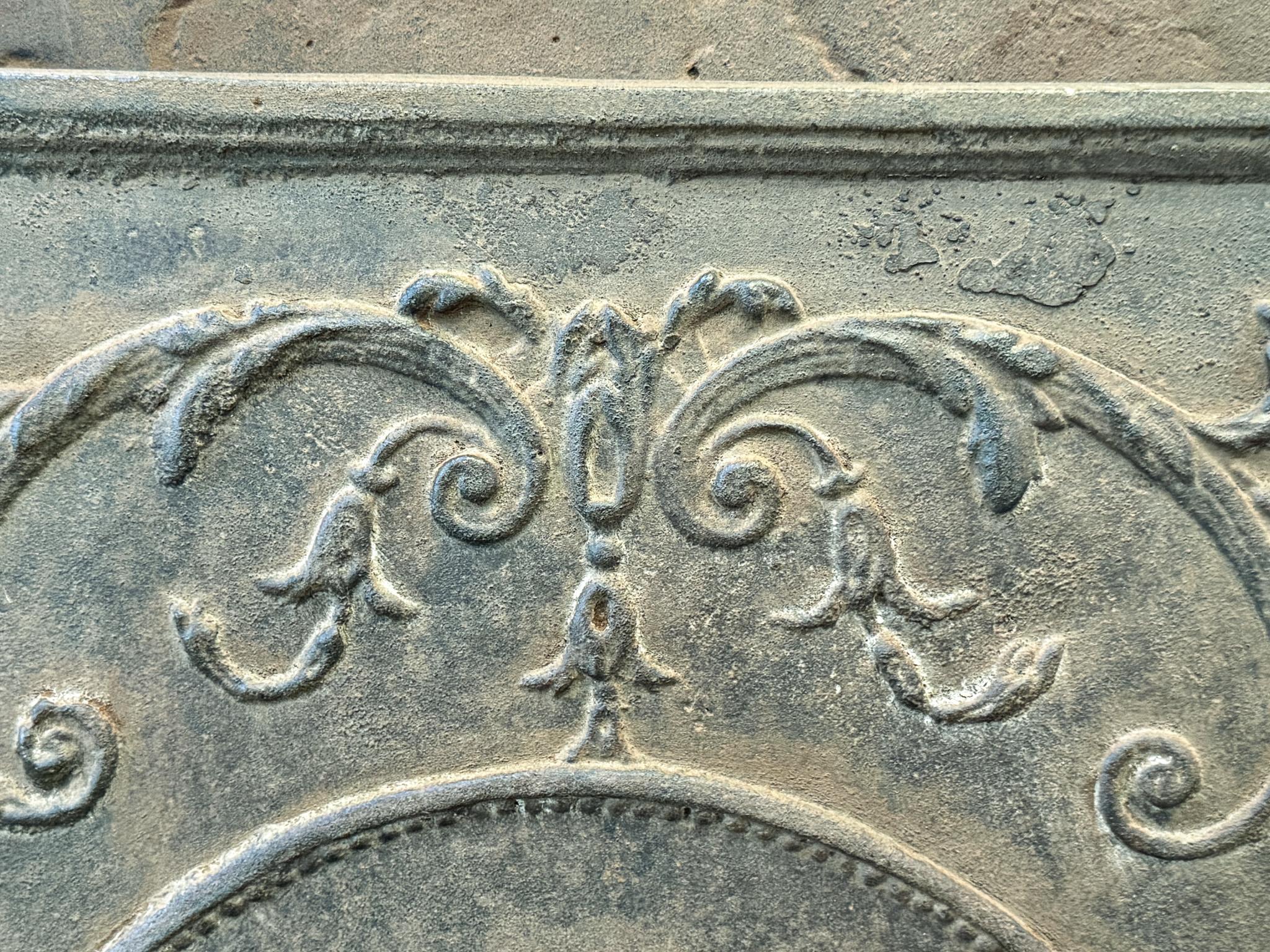 Parafuoco francese con la dea Venere, periodo Luigi XV, XVIII secolo. In condizioni buone in vendita a Soest, NL