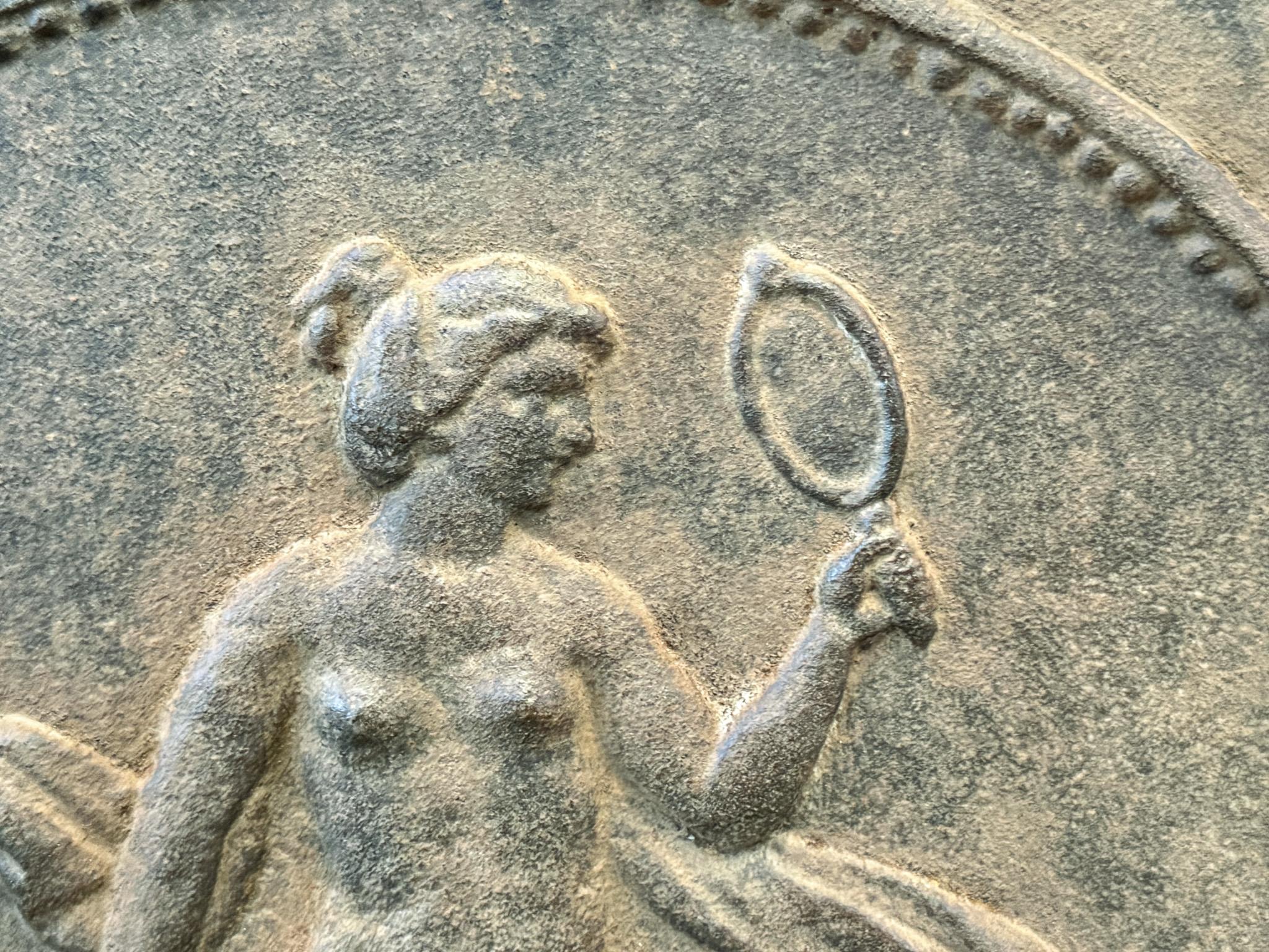 Ferro Parafuoco francese con la dea Venere, periodo Luigi XV, XVIII secolo. in vendita