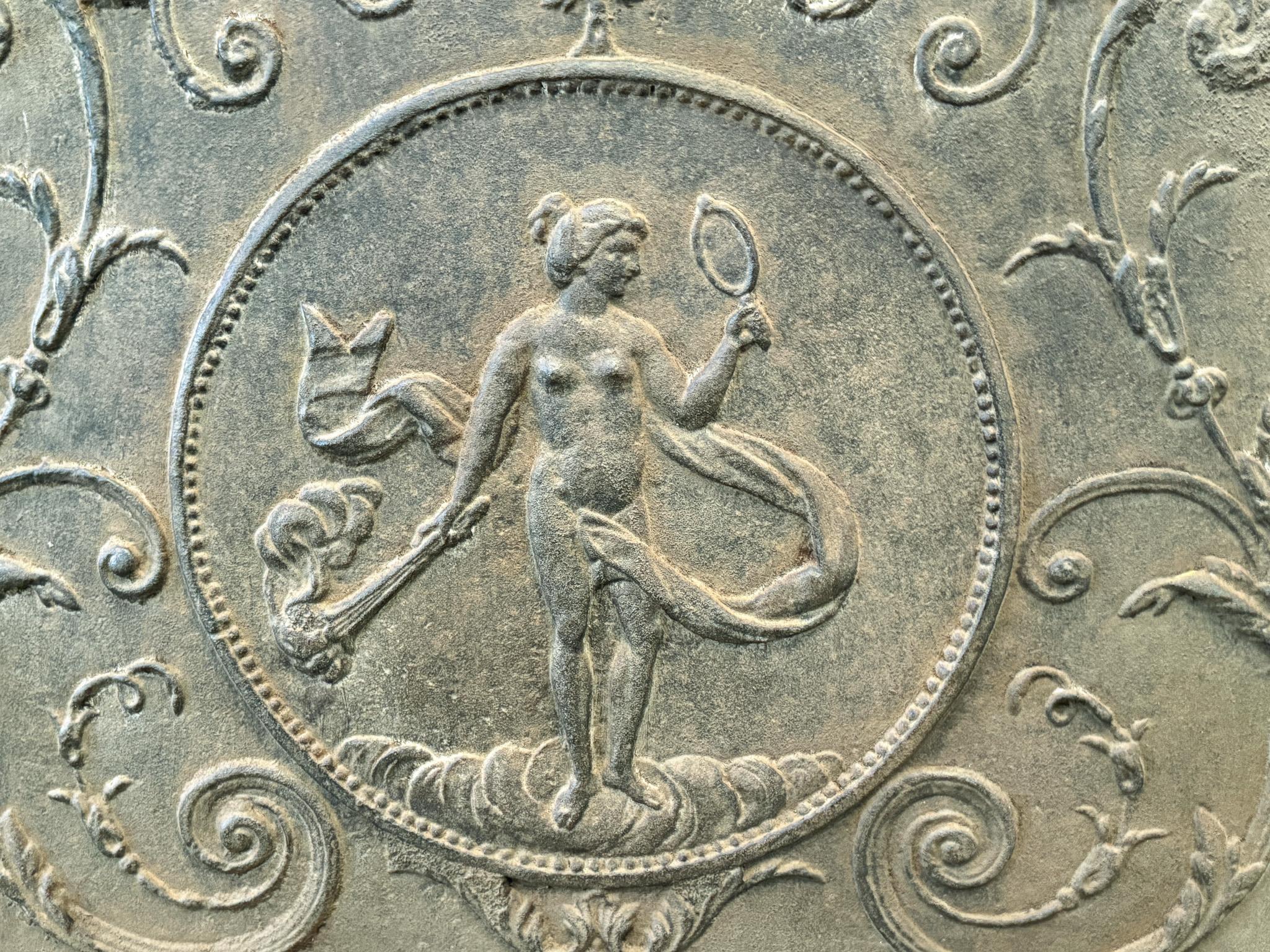Parafuoco francese con la dea Venere, periodo Luigi XV, XVIII secolo. in vendita 2