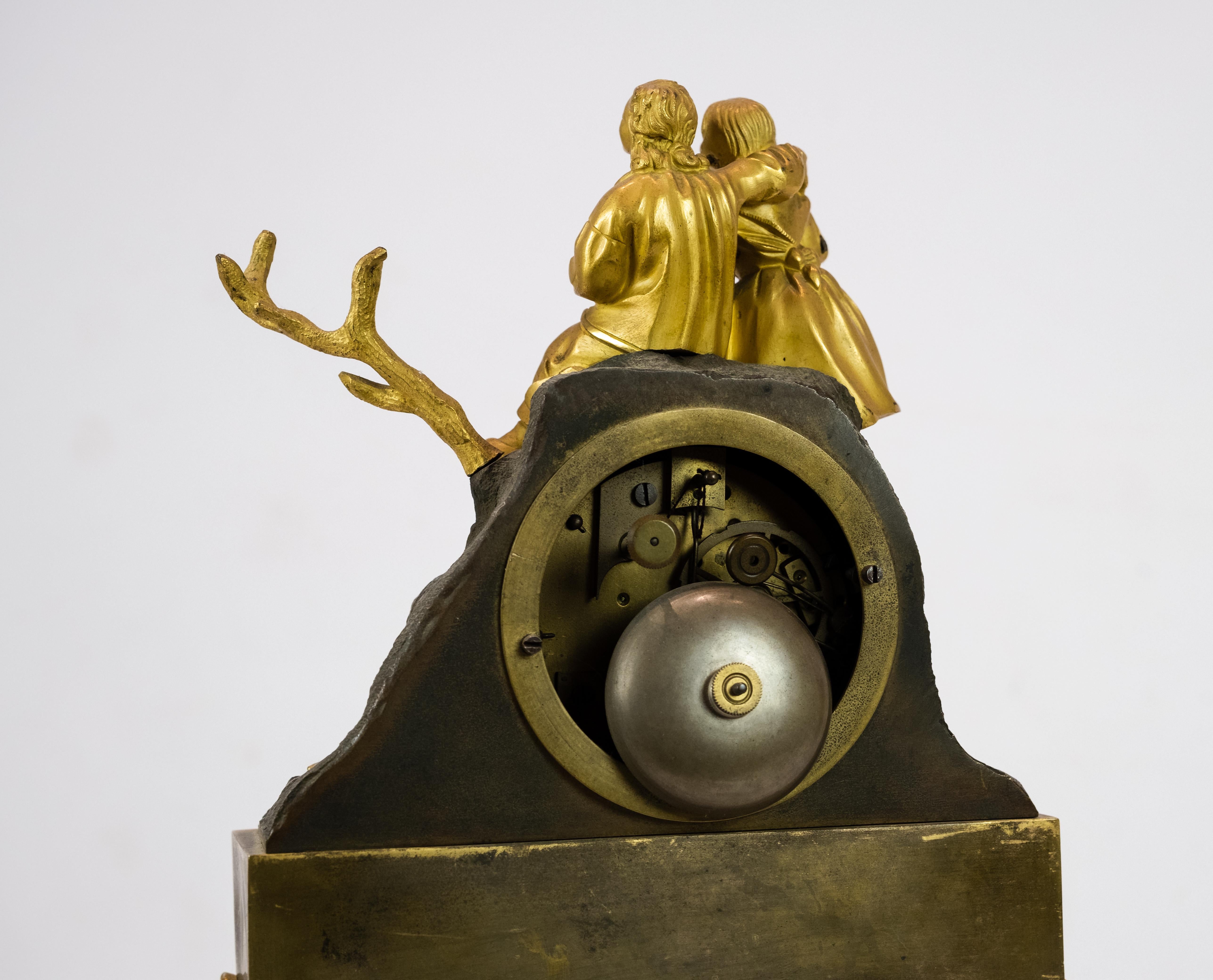 Die französische Kaminuhr aus den 1820er Jahren strahlt zeitlose Eleganz und Raffinesse aus. Dieser exquisite Zeitmesser aus luxuriöser, vergoldeter Bronze zeigt die Opulenz und die raffinierte Handwerkskunst der damaligen Zeit.

Das Design der Uhr