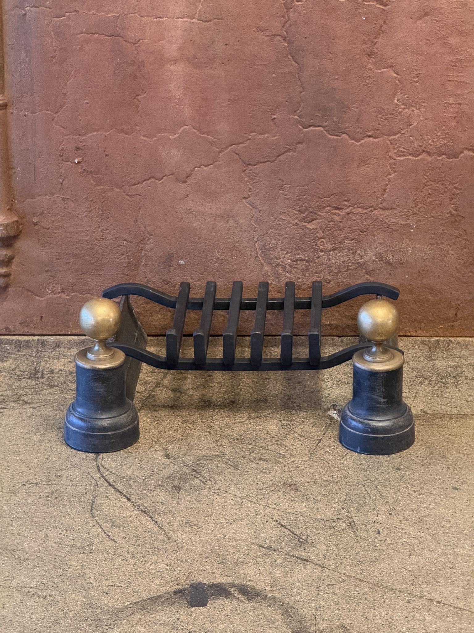 Grille de cheminée française du XIXe siècle d'époque Napoléon III. Les chenets sont en fonte et en laiton et la grille en acier. La grille à feu est en bon état et fonctionne parfaitement.