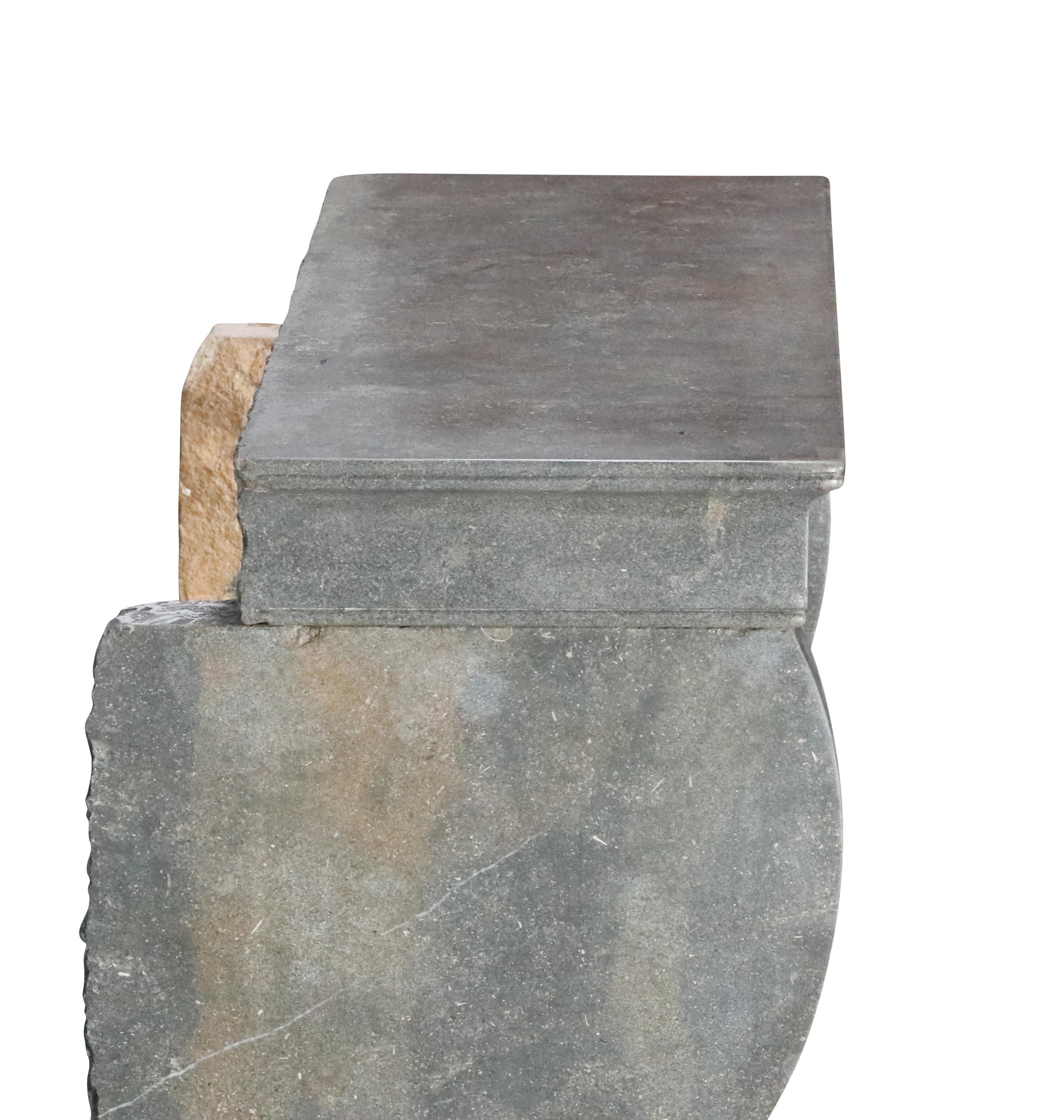 Französische Kaminumrandung aus Bleu Beaujolais Region Stone für zeitlose Dekoration im Angebot 13