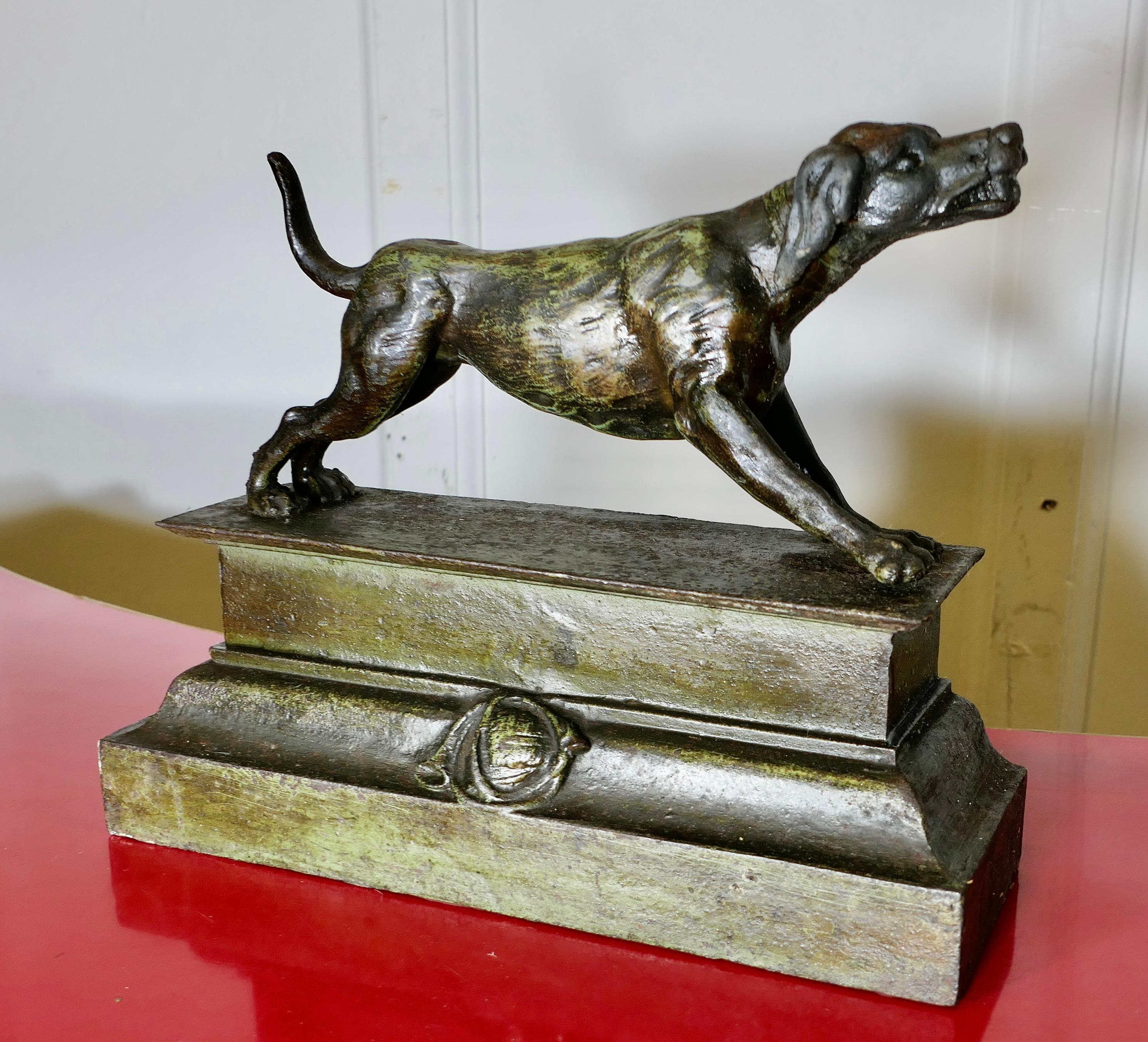 Französischer Jagdhund am Kamin Statue

Ein hübsches Stück aus patiniertem Eisen, das auf einem Sockel steht. Der Hund ist vollständig dreidimensional und sieht von allen Seiten toll aus.
Er ist in sehr gutem Zustand mit einer herrlichen Patina
Die