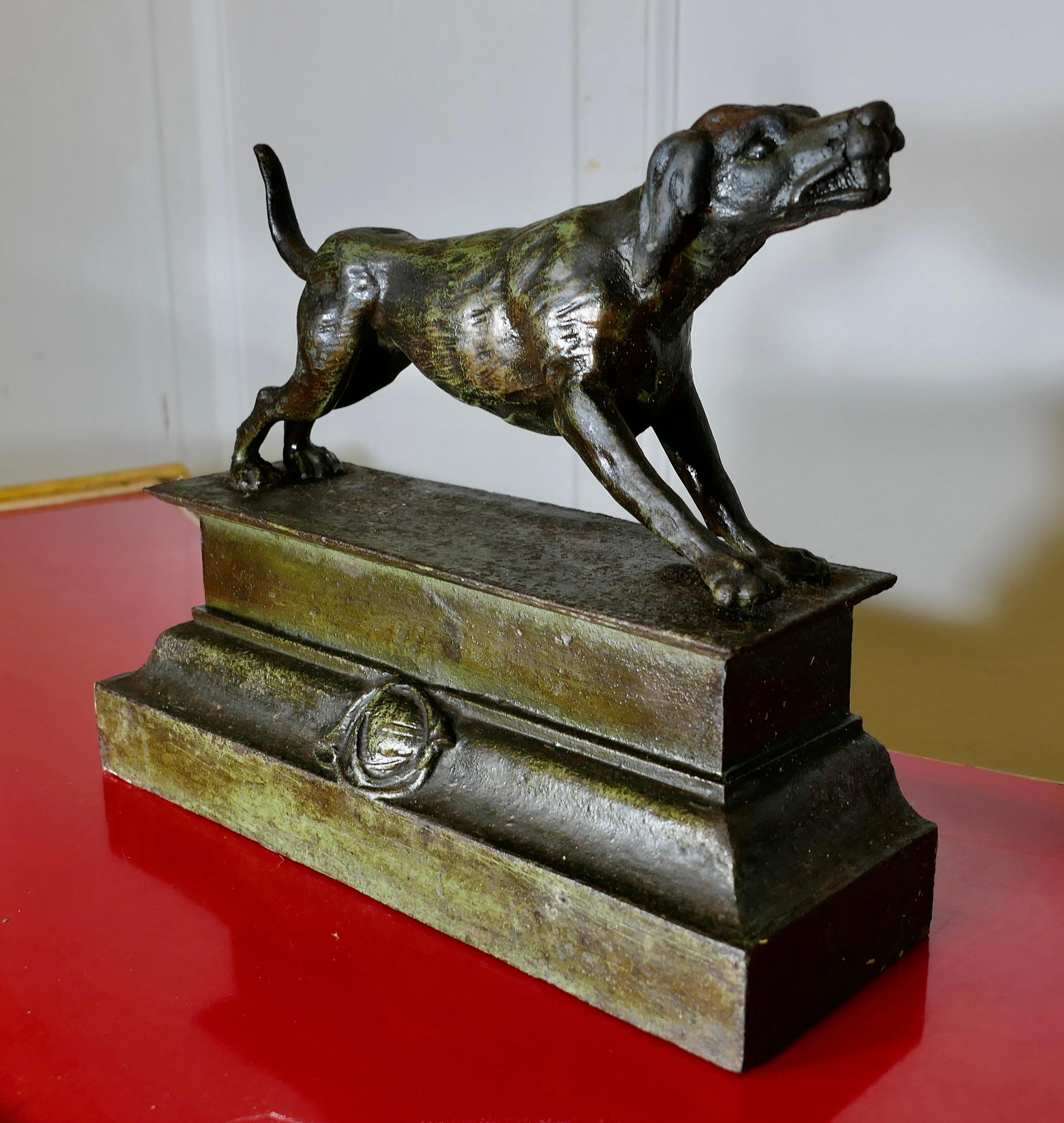 Französischer Jagdhund am Kamin Statue  Ein hübsches Stück aus patiniertem Eisen (Art nouveau) im Angebot