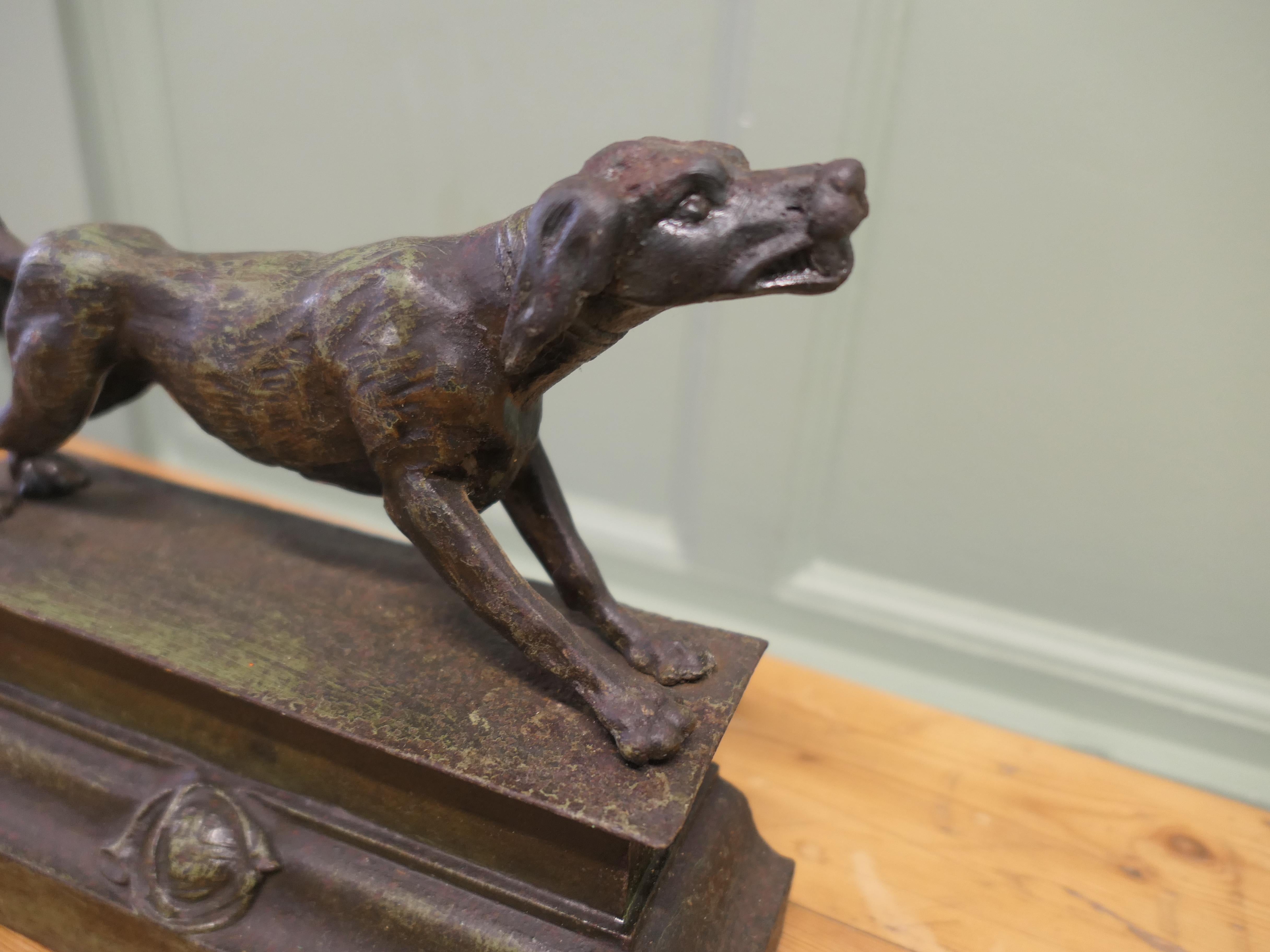 Provincial français Statue de chien de chasse en fer patiné Une belle pièce en fer patiné. en vente
