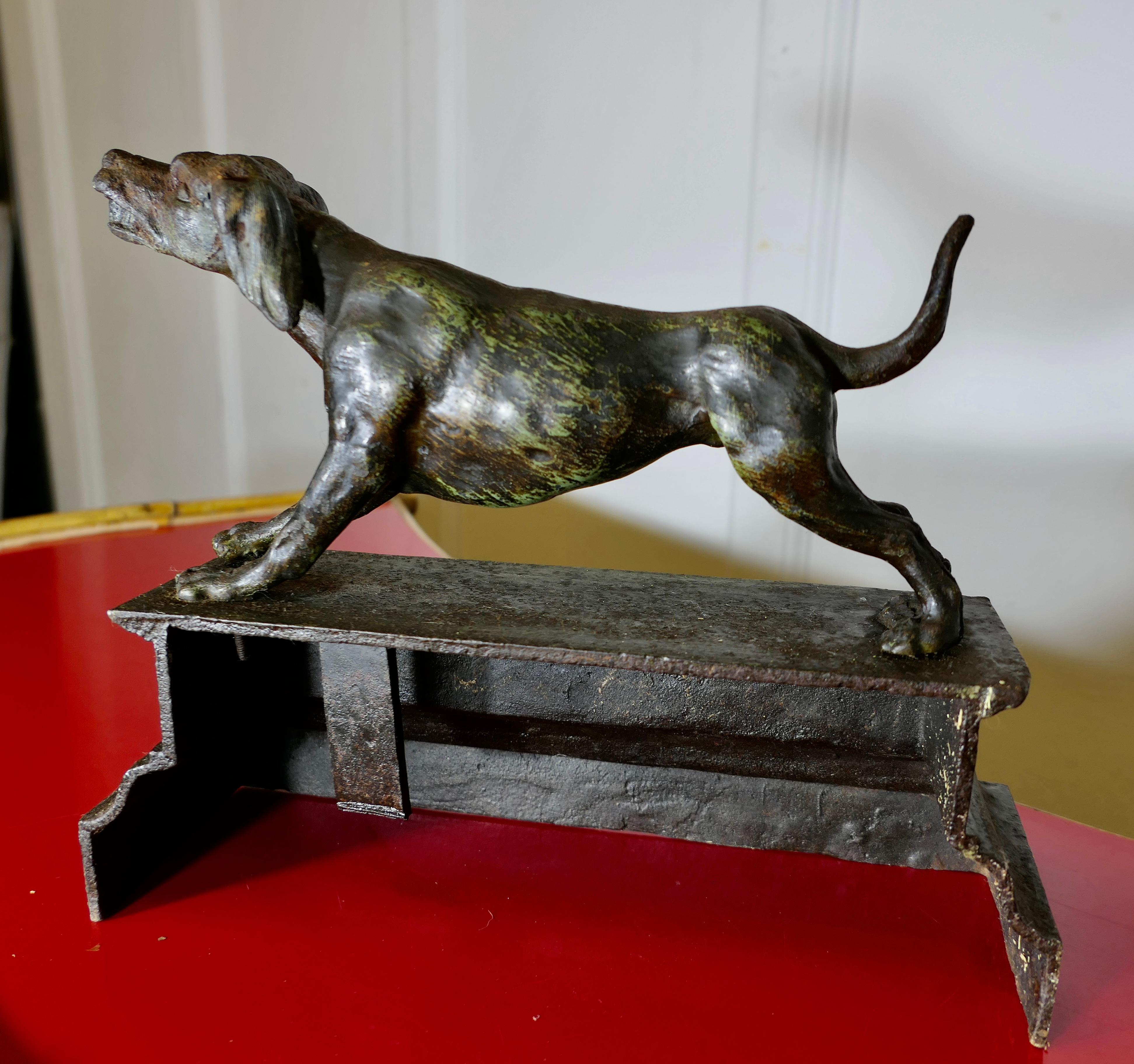 Französischer Jagdhund am Kamin Statue  Ein hübsches Stück aus patiniertem Eisen im Zustand „Gut“ im Angebot in Godshill, Isle of Wight