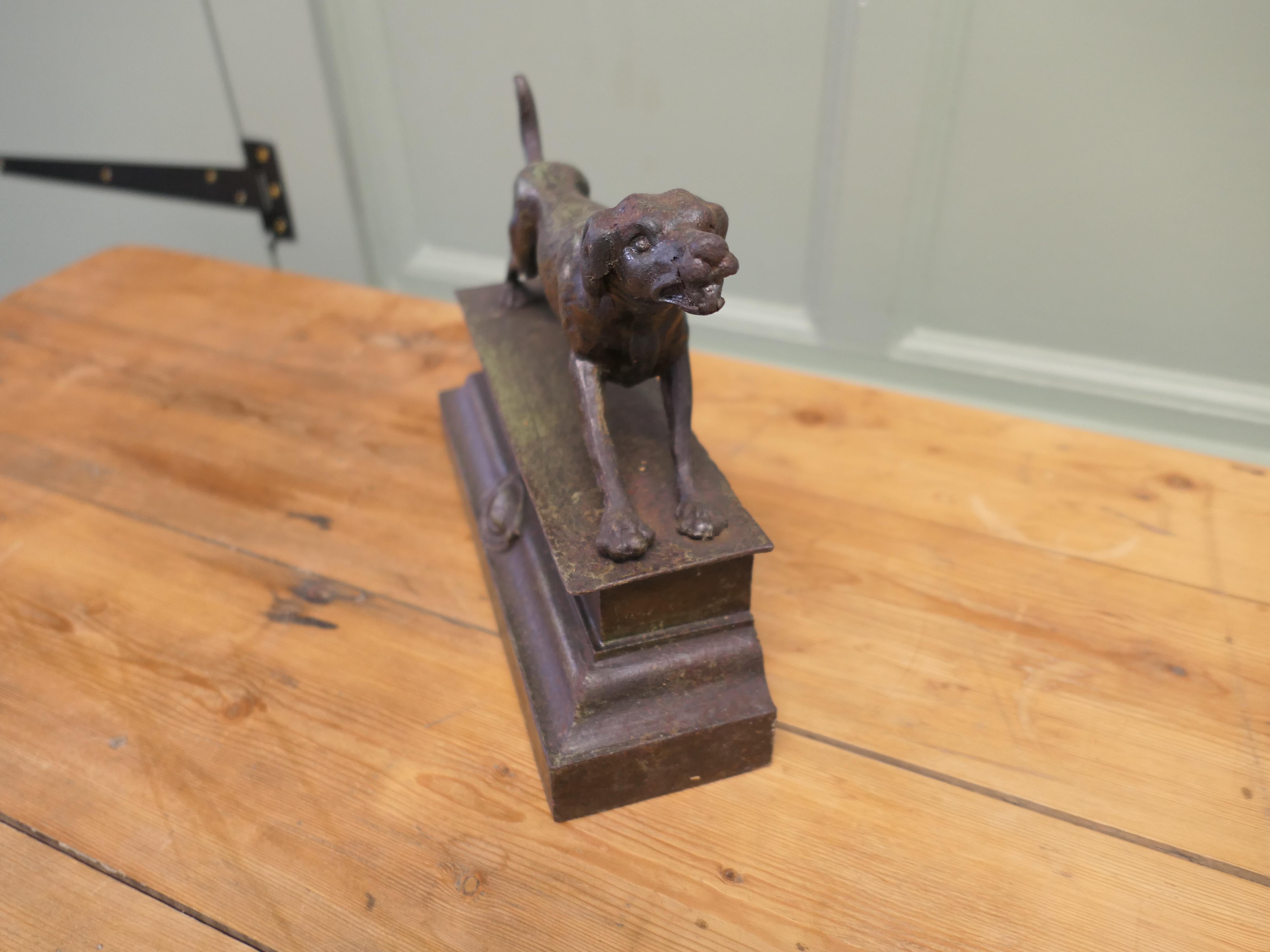 Statue de chien de chasse en fer patiné Une belle pièce en fer patiné. Bon état - En vente à Godshill, Isle of Wight