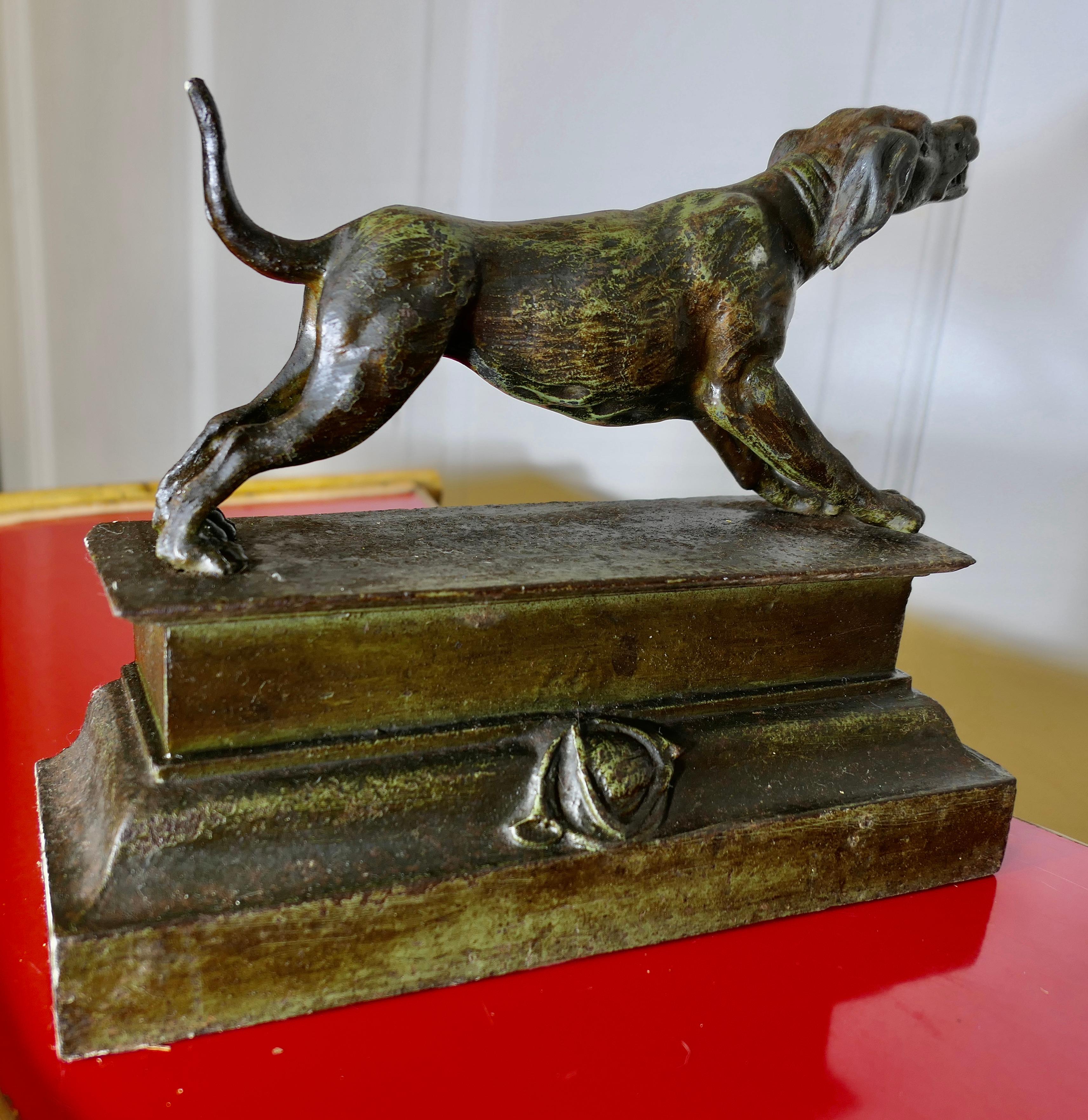 Französischer Jagdhund am Kamin Statue  Ein hübsches Stück aus patiniertem Eisen (19. Jahrhundert) im Angebot