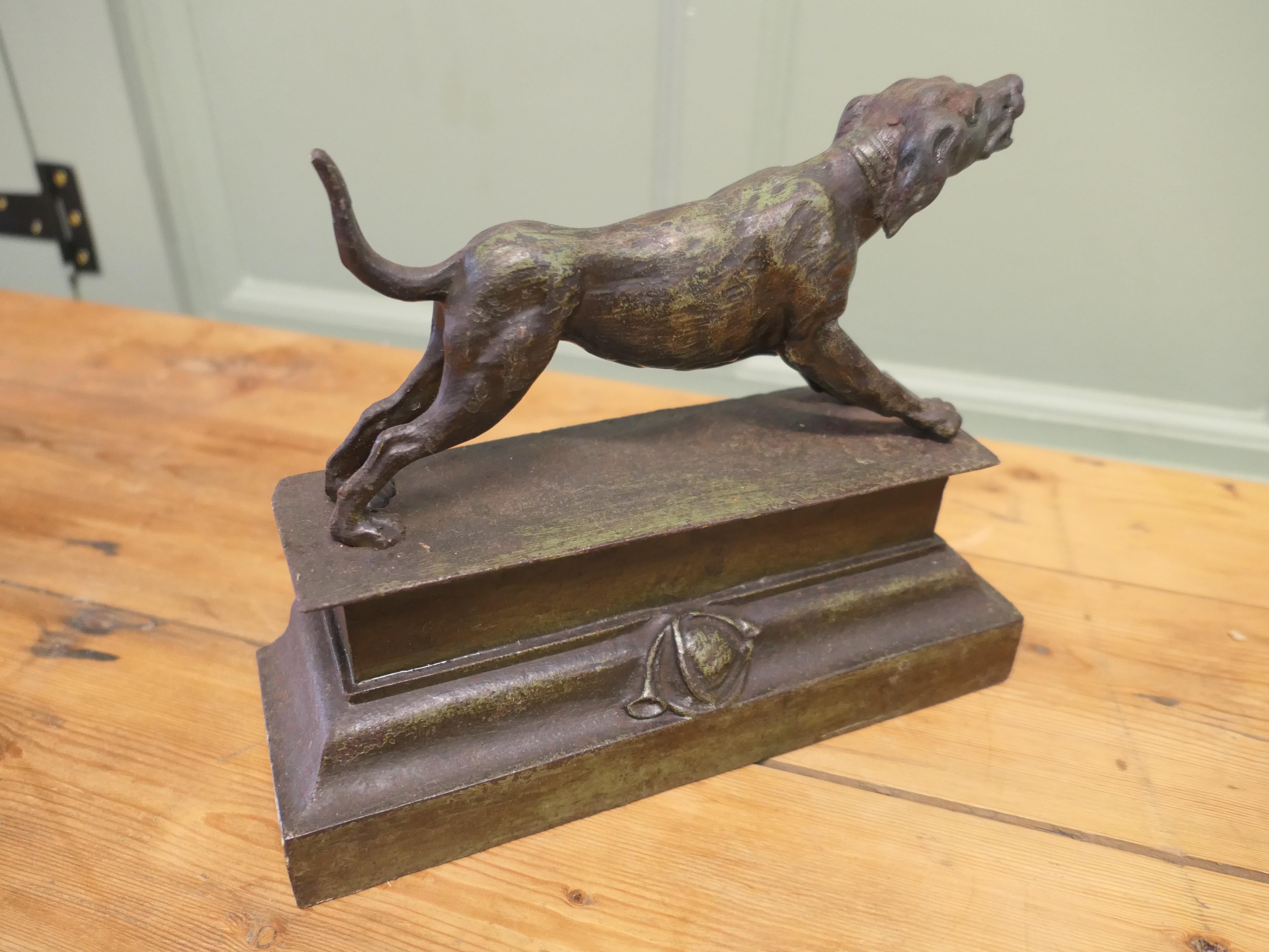 XIXe siècle Statue de chien de chasse en fer patiné Une belle pièce en fer patiné. en vente