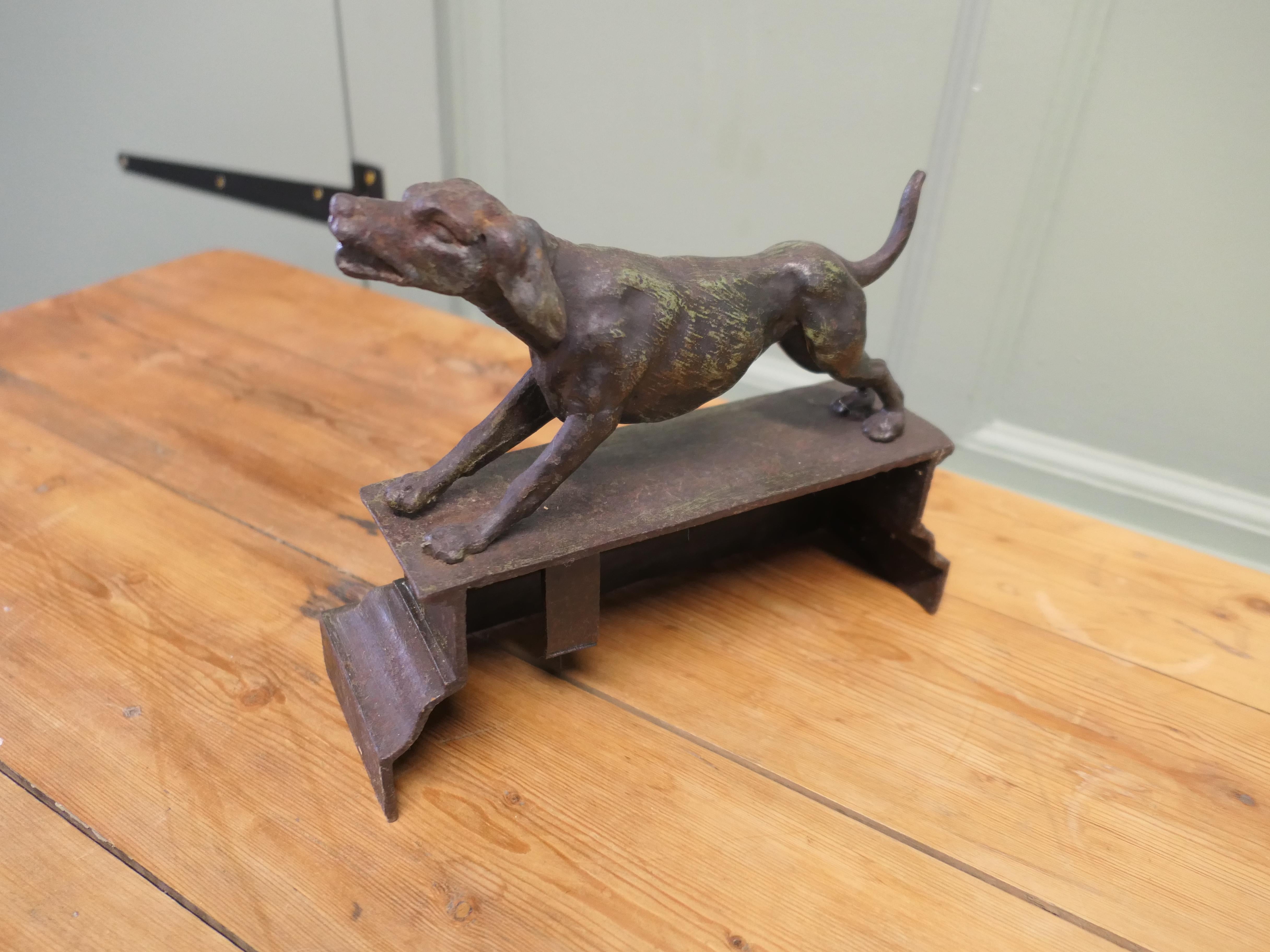 Fer Statue de chien de chasse en fer patiné Une belle pièce en fer patiné. en vente