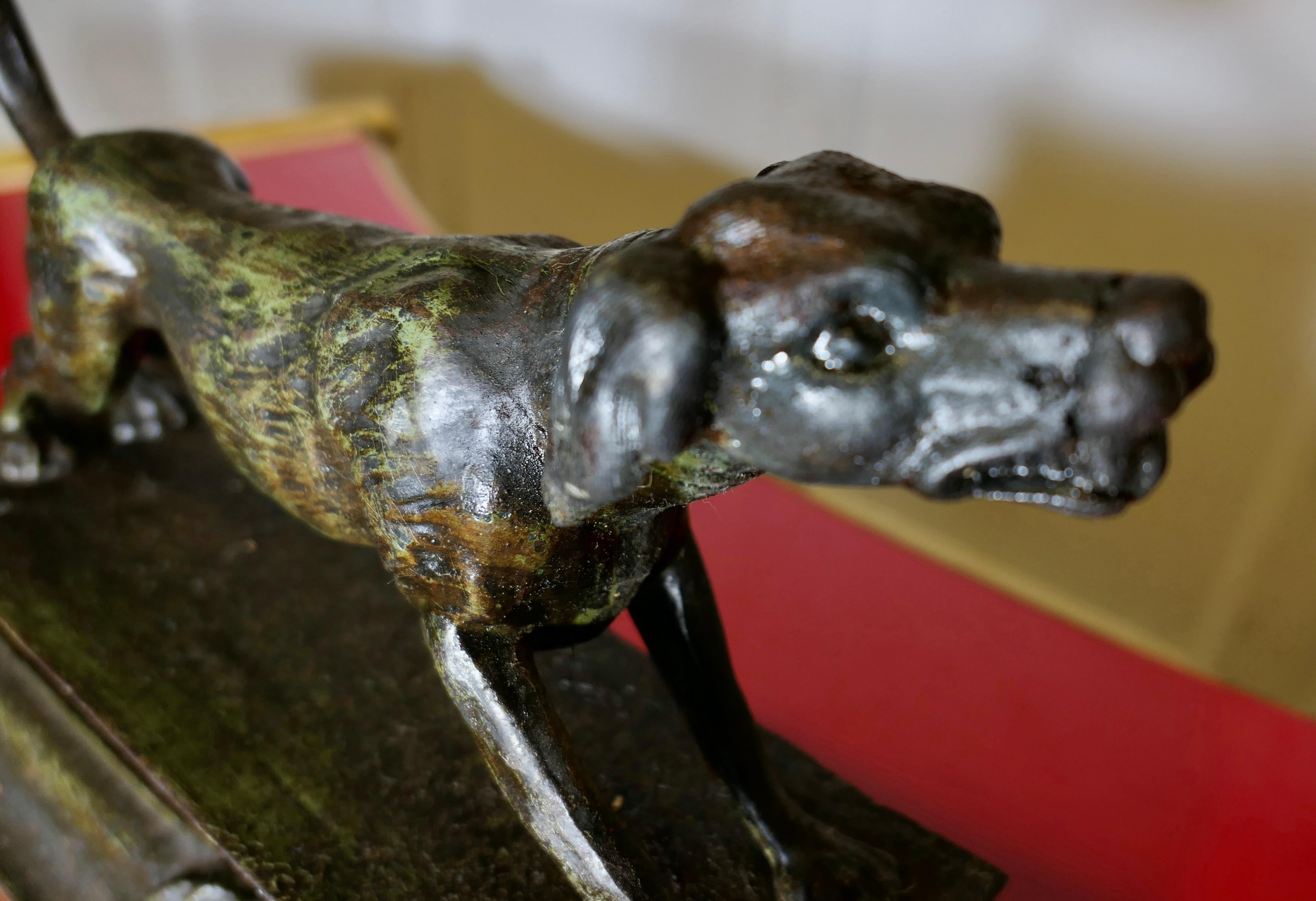 Französischer Jagdhund am Kamin Statue  Ein hübsches Stück aus patiniertem Eisen im Angebot 3