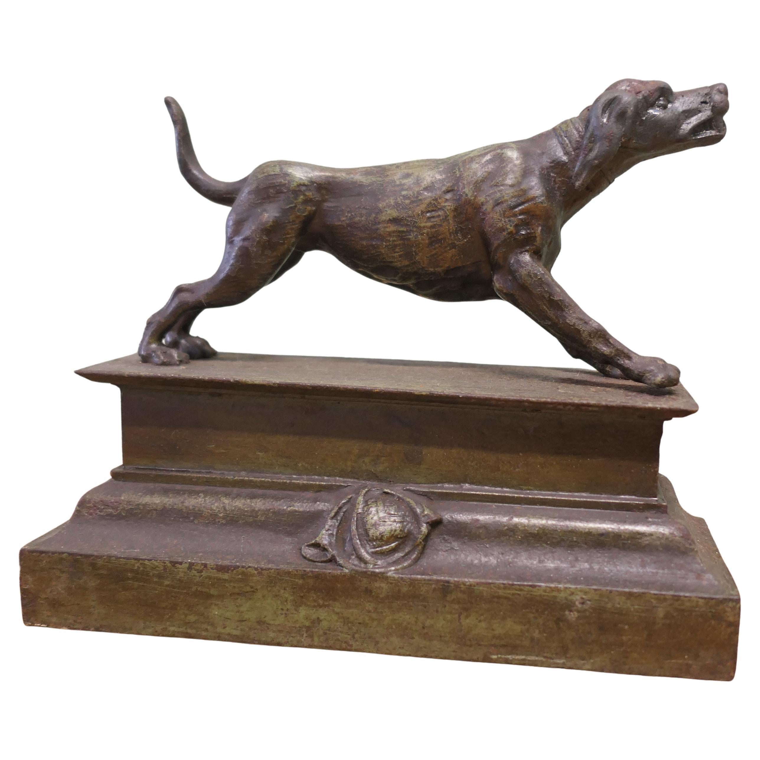 Statue de chien de chasse en fer patiné Une belle pièce en fer patiné.
