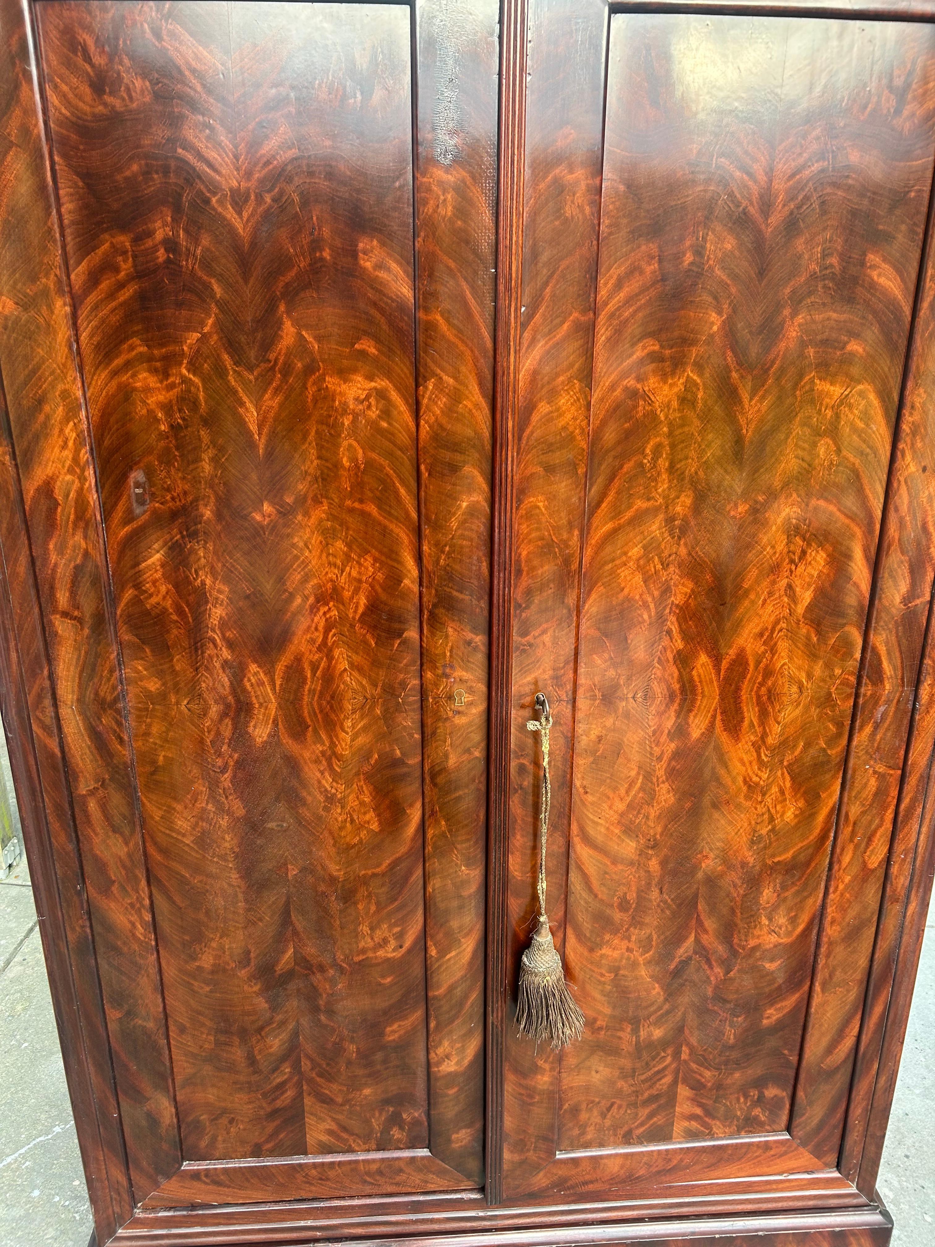 Französisch Flamme geschnitzt Mahagoni Louis Philippe Armoire im Angebot 5
