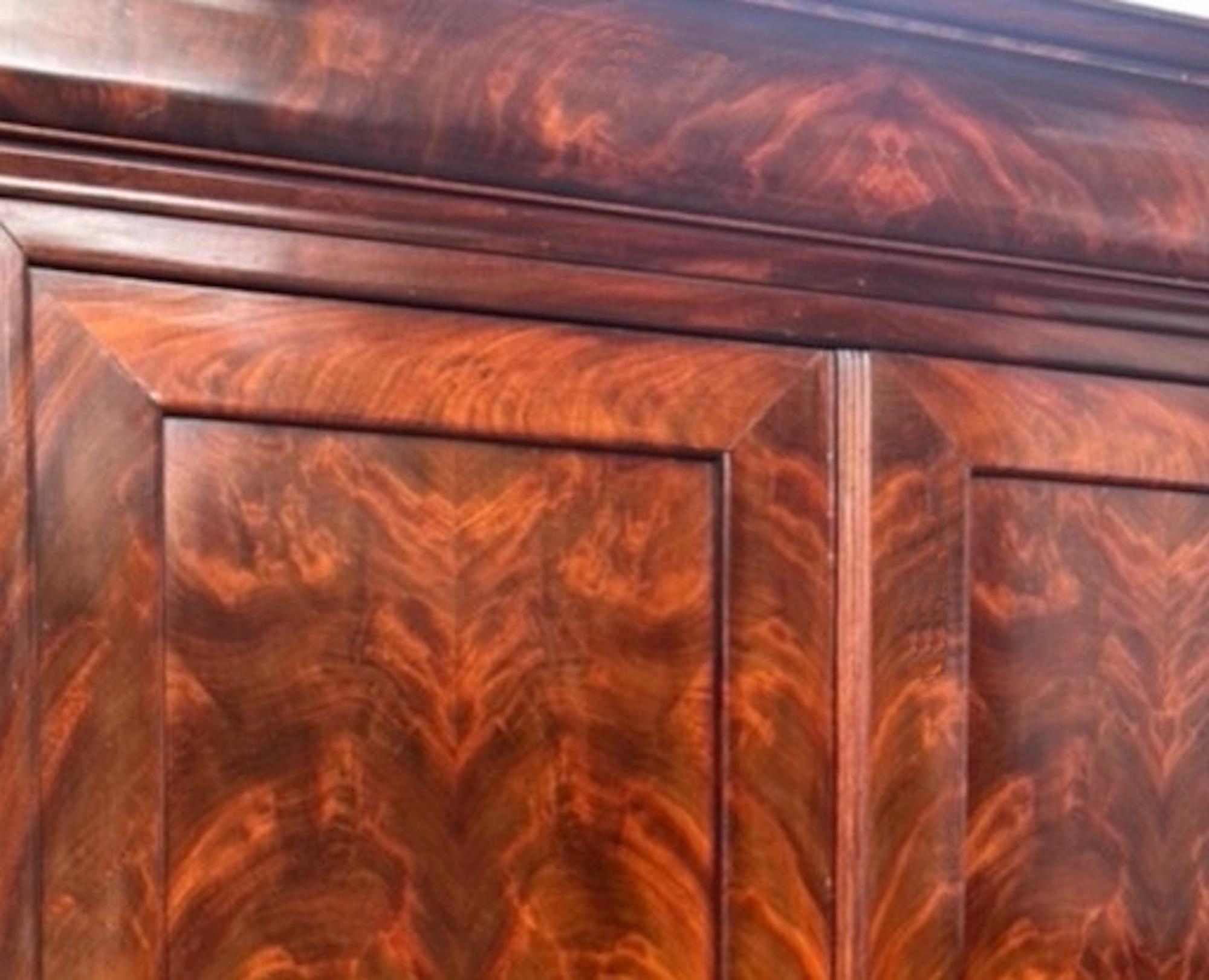 Französisch Flamme geschnitzt Mahagoni Louis Philippe Armoire im Angebot 7