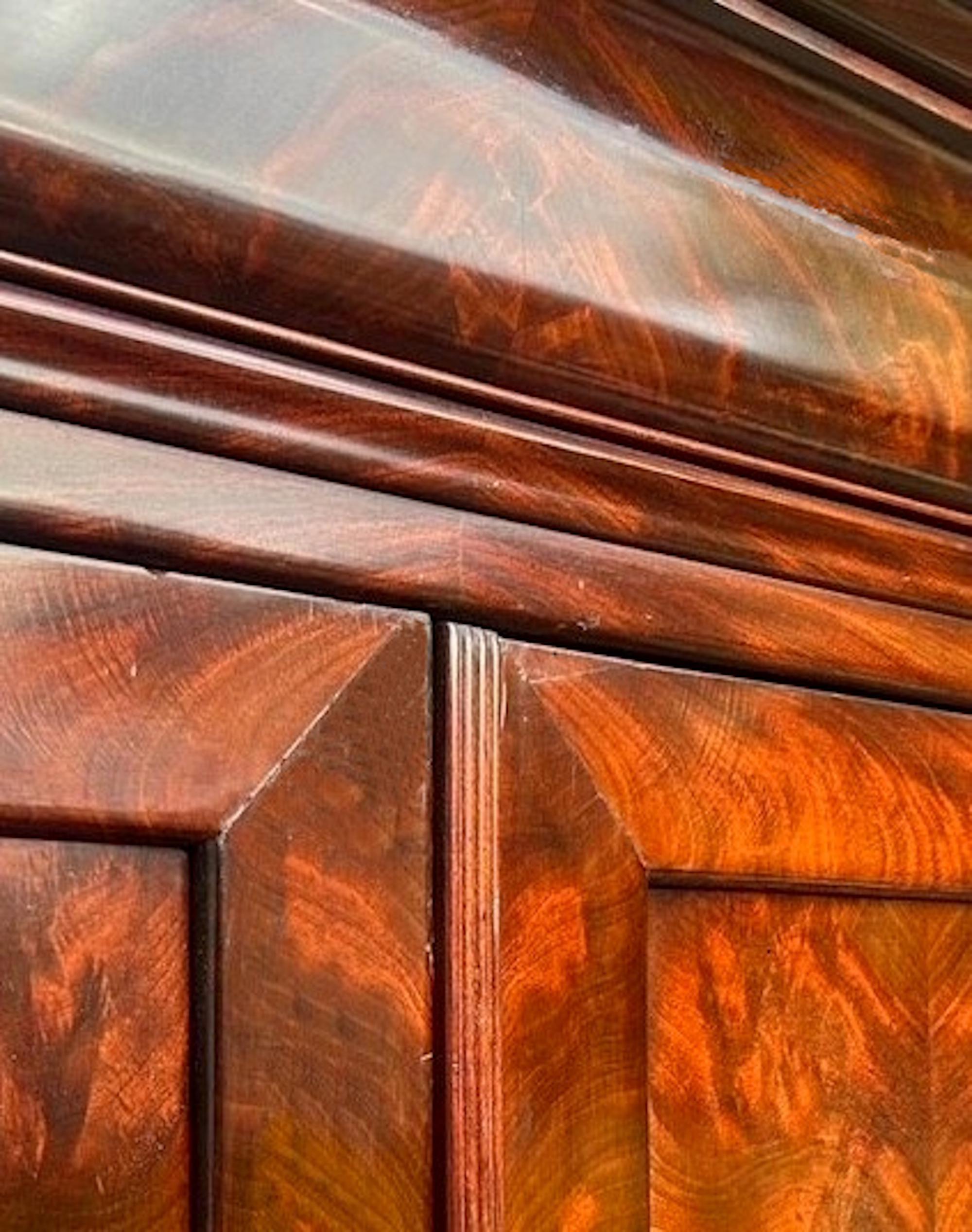 Französisch Flamme geschnitzt Mahagoni Louis Philippe Armoire im Angebot 9
