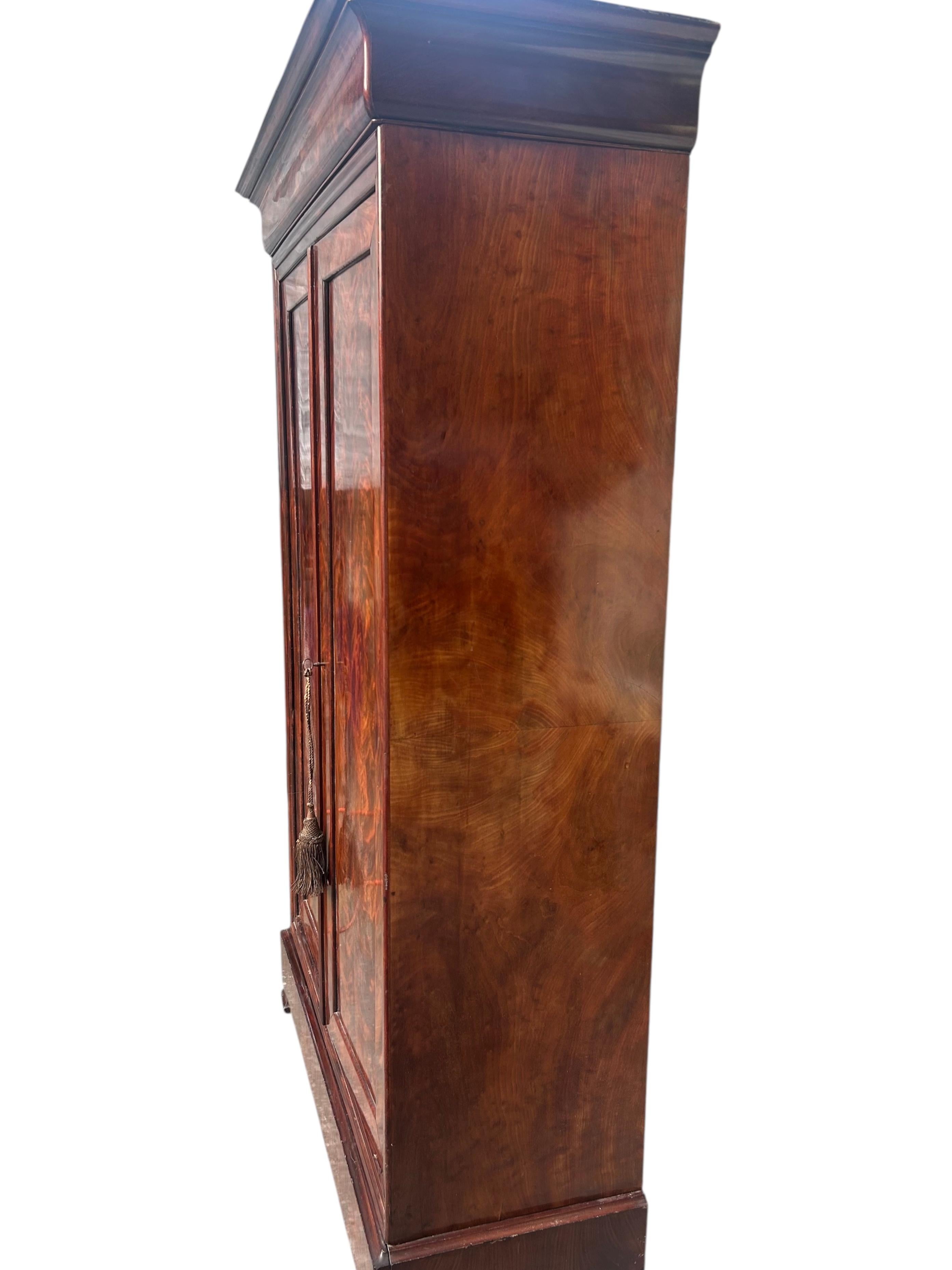 Französisch Flamme geschnitzt Mahagoni Louis Philippe Armoire

Dieser Louis-Philippe-Schrank aus geflammtem Mahagoni ist ein antikes Stück von hervorragender Handwerkskunst mit minimalen Details und einem reichen Mahagoni-Finish. Der geschnitzte