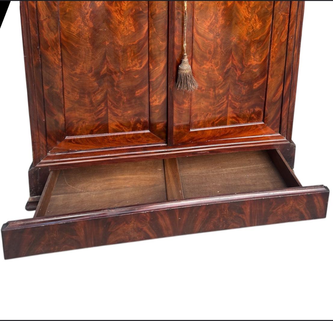 Französisch Flamme geschnitzt Mahagoni Louis Philippe Armoire (Geschnitzt) im Angebot