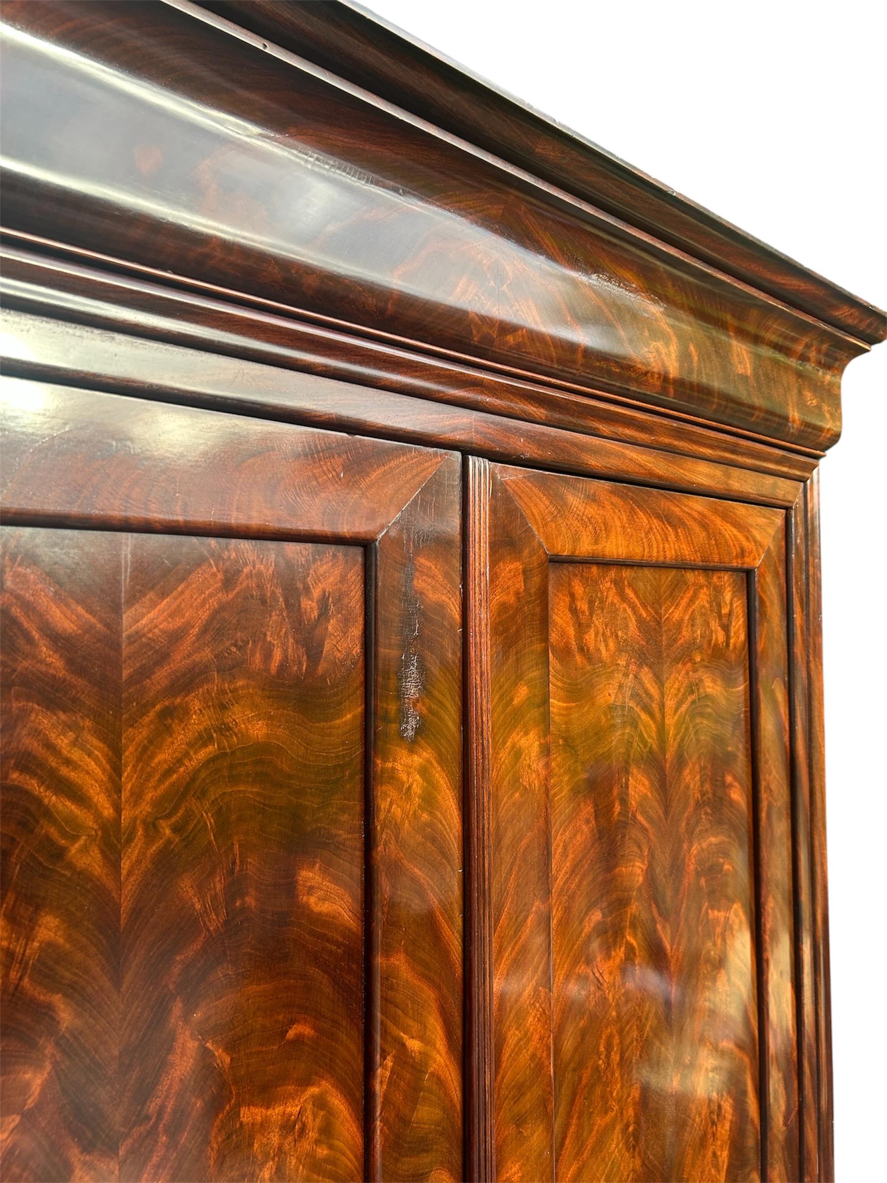 Französisch Flamme geschnitzt Mahagoni Louis Philippe Armoire im Zustand „Gut“ im Angebot in Vero Beach, FL