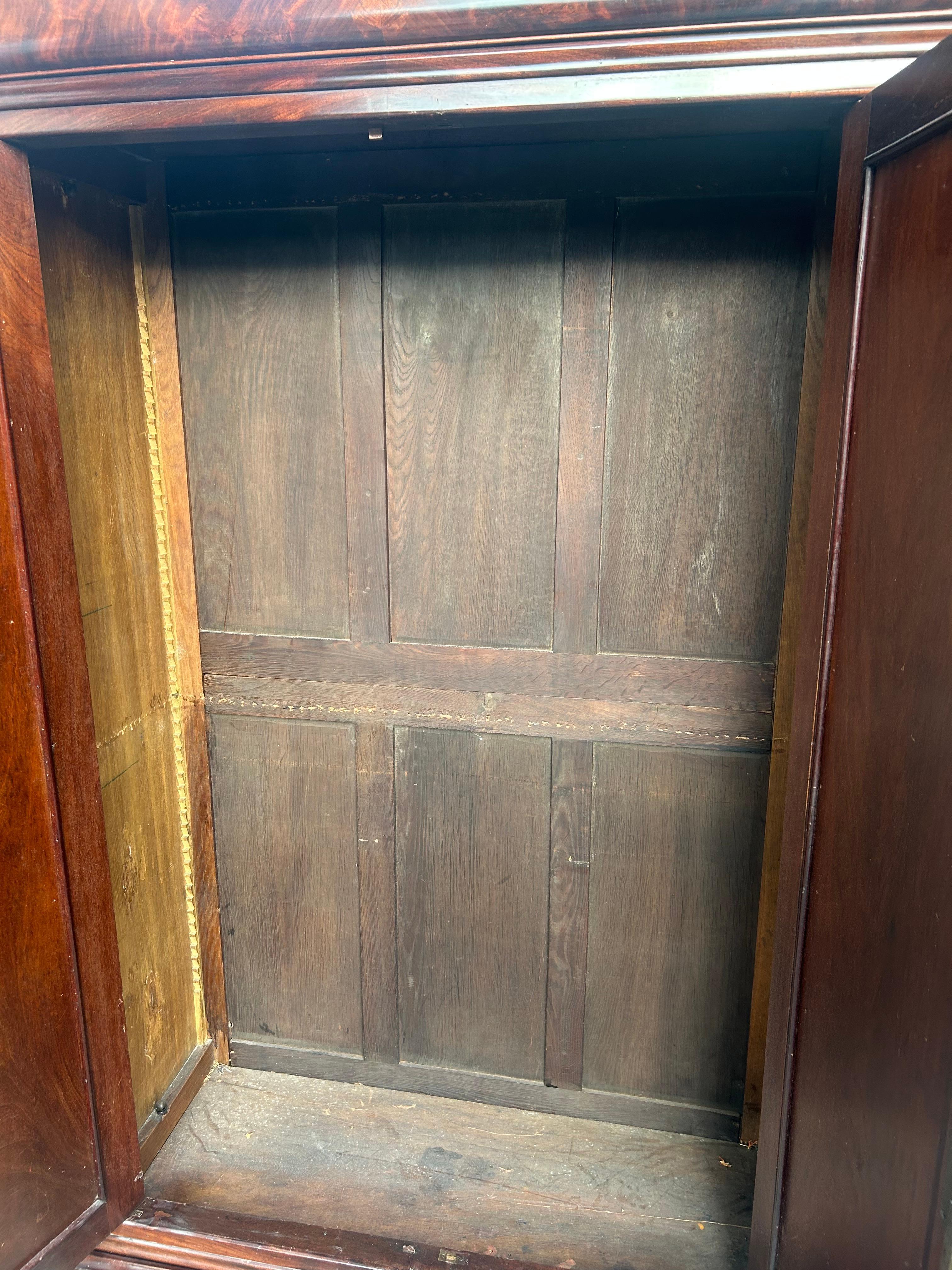 Französisch Flamme geschnitzt Mahagoni Louis Philippe Armoire (19. Jahrhundert) im Angebot