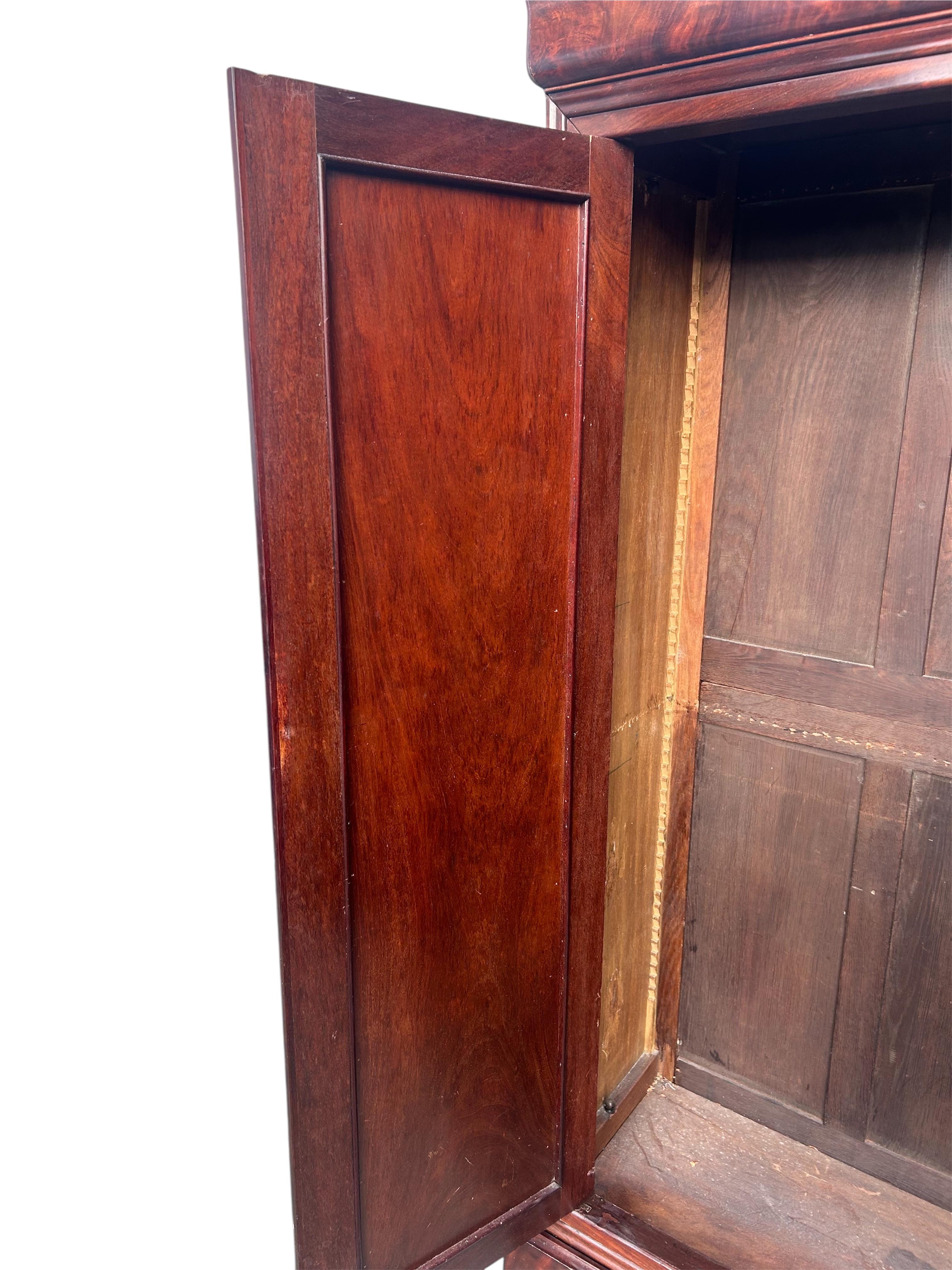 Französisch Flamme geschnitzt Mahagoni Louis Philippe Armoire im Angebot 2