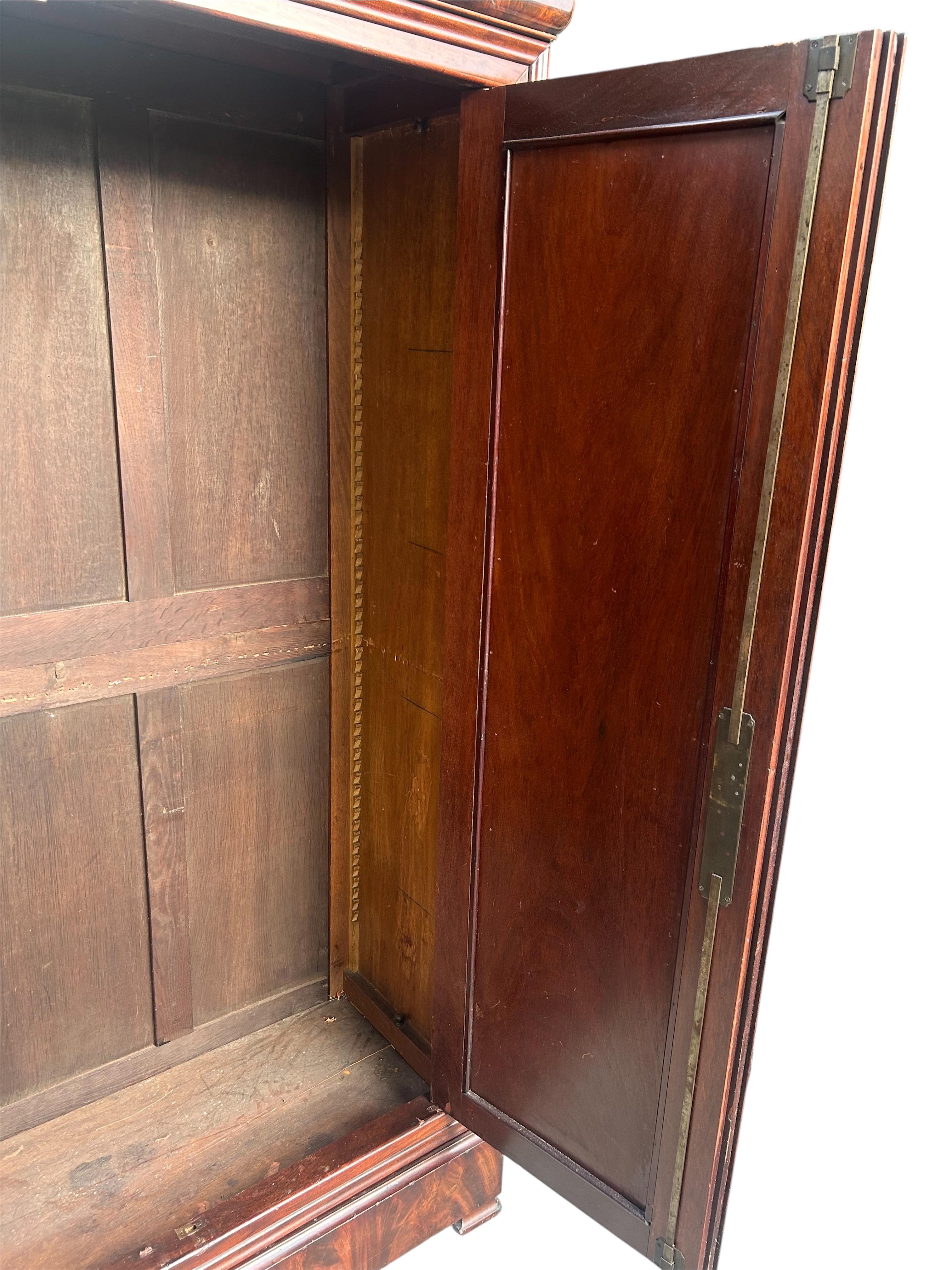 Französisch Flamme geschnitzt Mahagoni Louis Philippe Armoire im Angebot 3