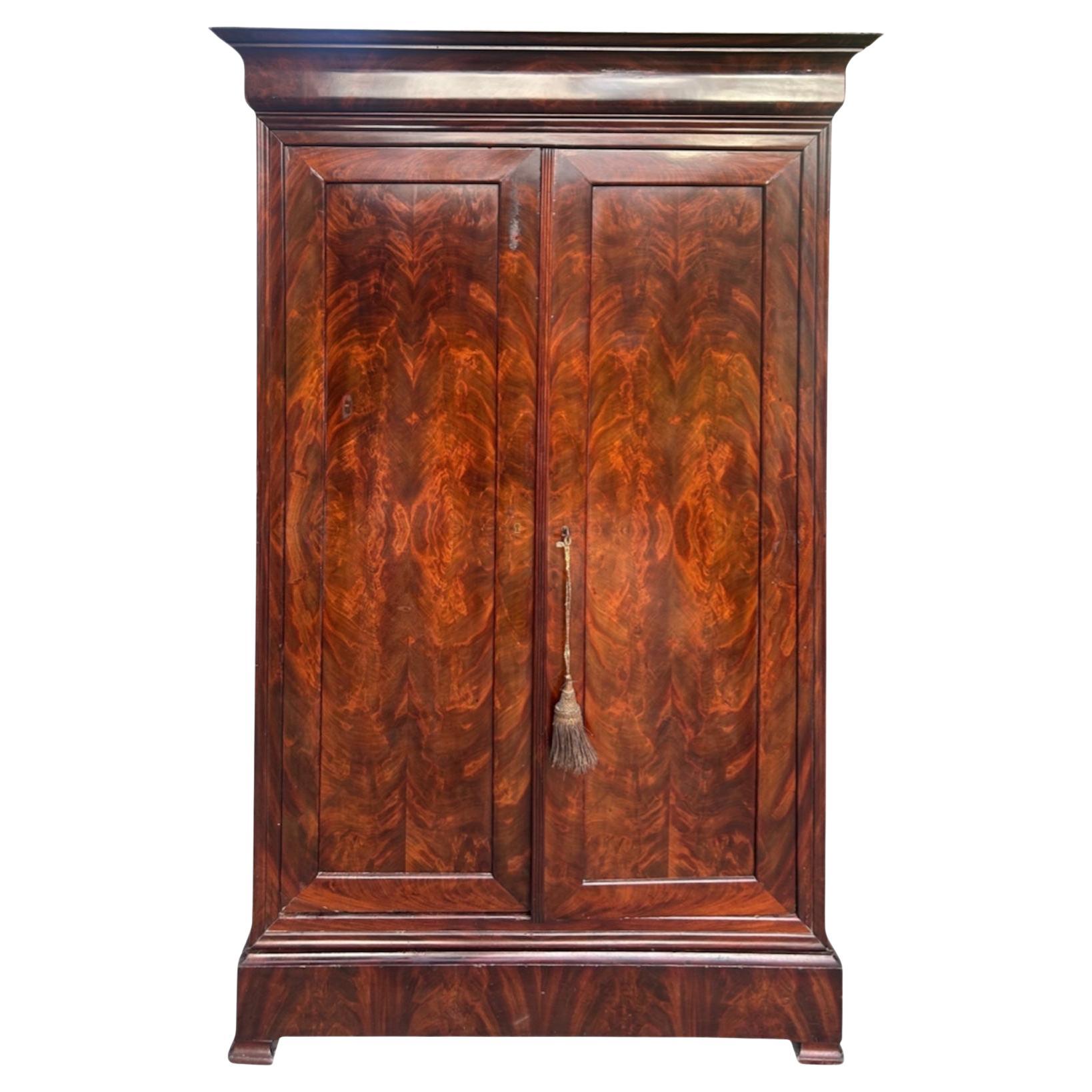 Armoire francese in mogano intagliato a fiamma Louis Philippe