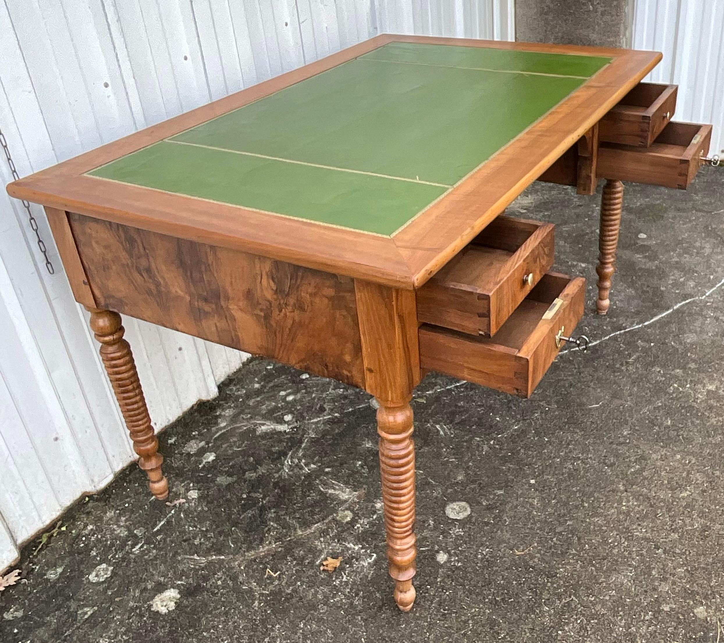 French Flat Desk Louis Philippe In Burl Walnut Late 19th In Good Condition For Sale In SAINT-CLÉMENT-DE-LA-PLACE, FR