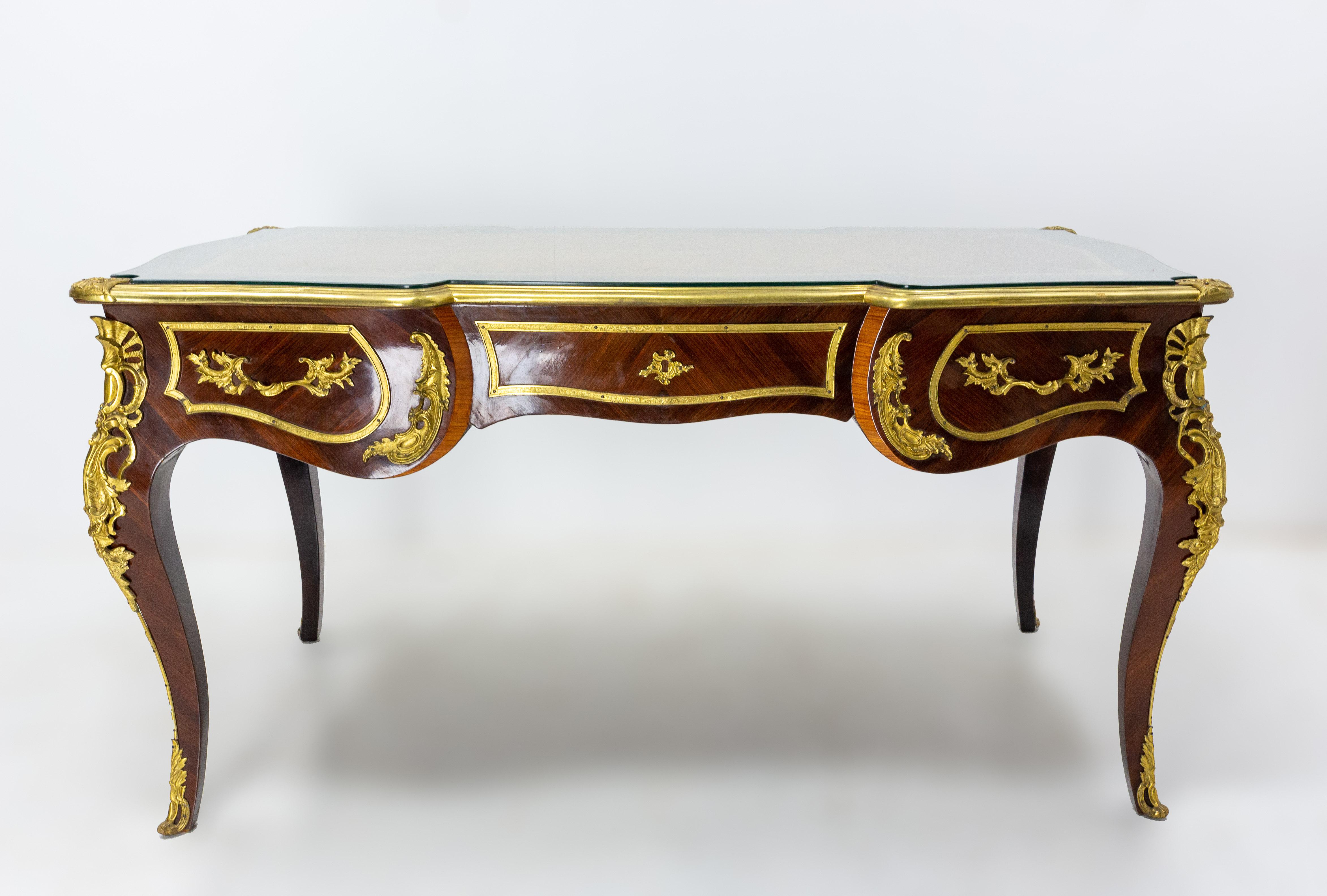 This writing table in the Louis XV style was made in France in the mid 20th century. The tray is protected by a glass, is in a excellent condition: the veneer and the leather adorned with a vegetal golden frieze are in perfect condition.
Gilded and