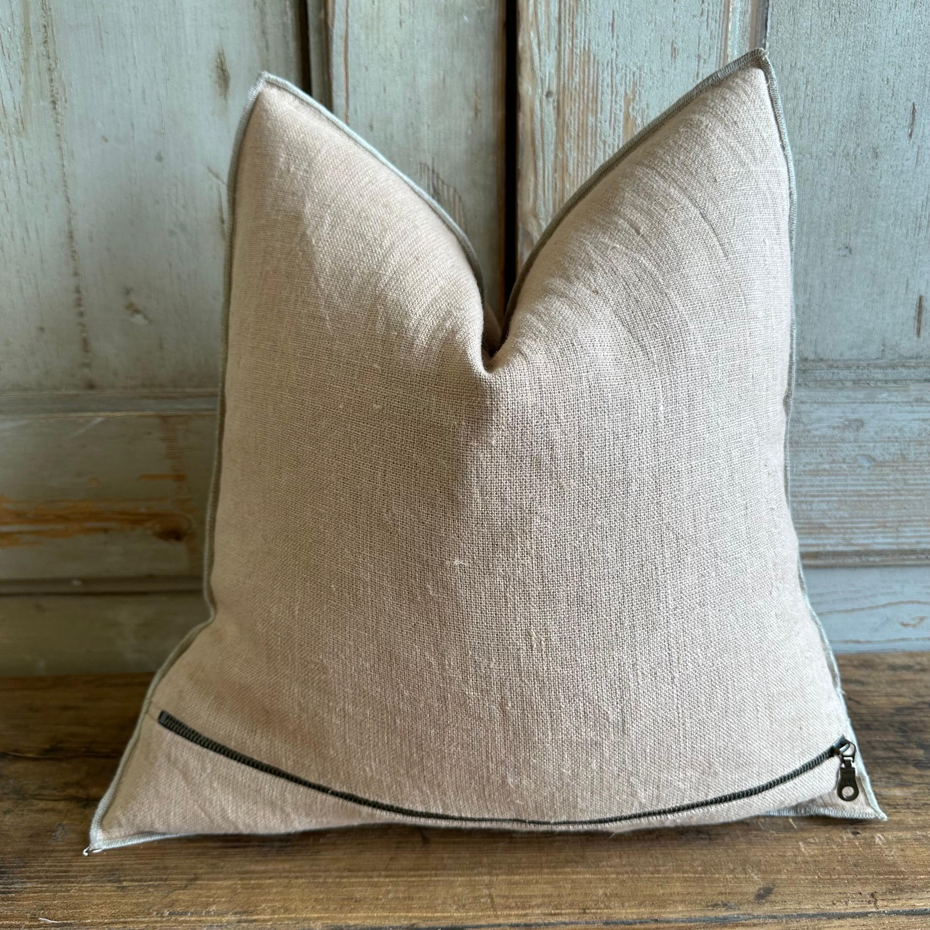 A beautiful 100% linen pillow with decorative stitched edge. 
Zipper closure, 90/10 down feather pillow is included.
Size: 18x18
Color: cimarron; a sofa pale nude brown with a subtle pink hue
Composition
100% linen, natural finish, european