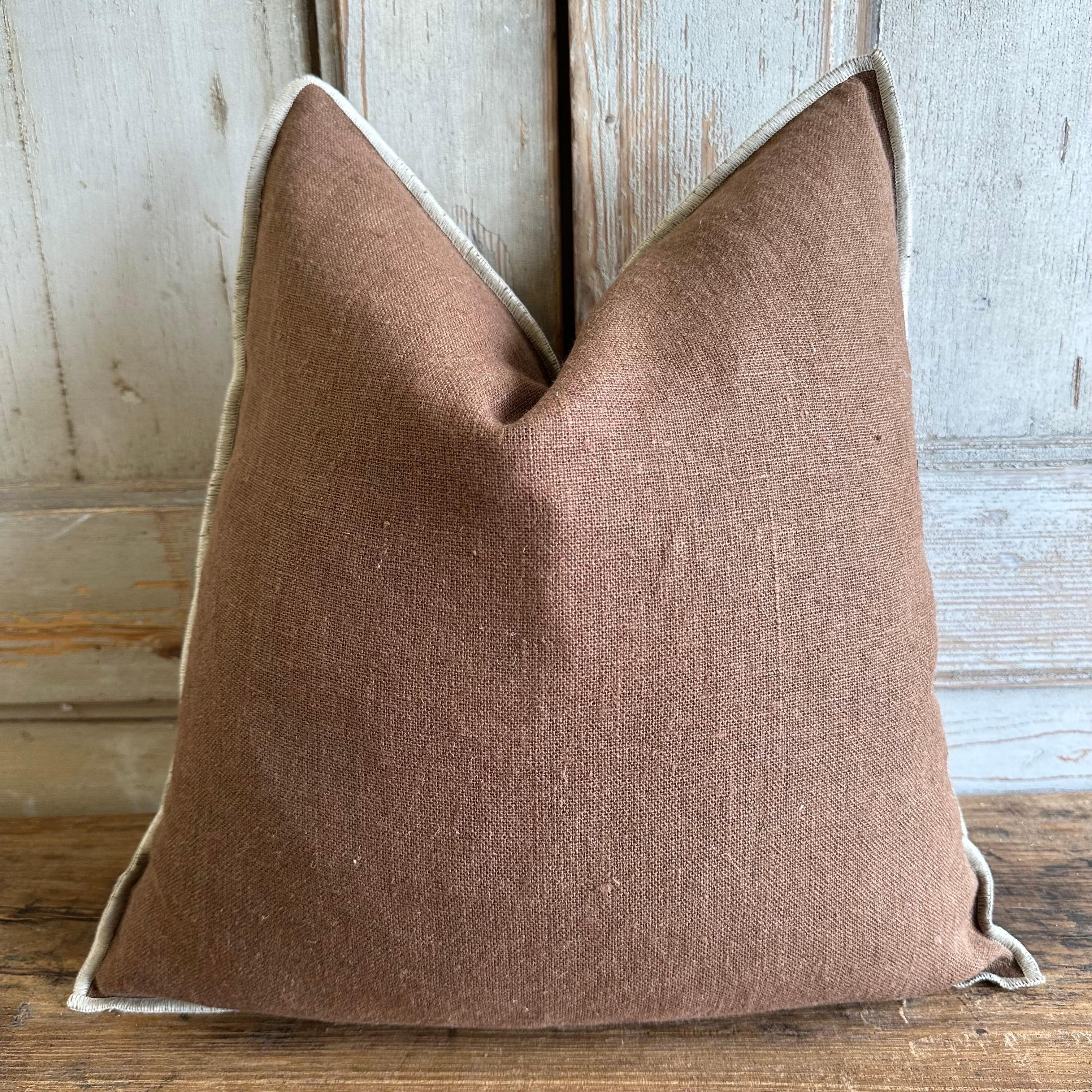 A beautiful 100% linen pillow with decorative stitched edge. 
Zipper closure, 90/10 down feather pillow is included.
Size: 18x18
Color: Moka, a rich coco color
Composition
100% linen, natural finish, european flax label
A beautiful accent
