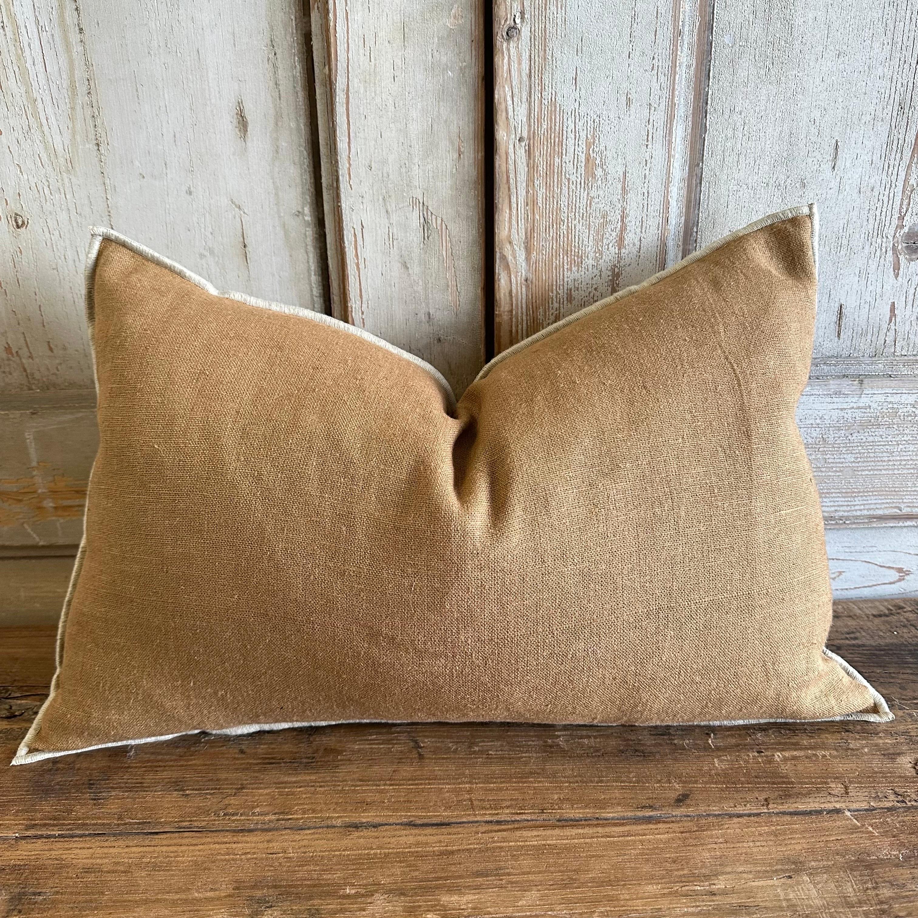 A beautiful 100% linen pillow with decorative stitched edge. 
Zipper closure, 90/10 down feather pillow is included.
Size: 16 x 24.
Color: TABAC, a brown terracota color
Composition
100% linen, natural finish, european flax label
A beautiful