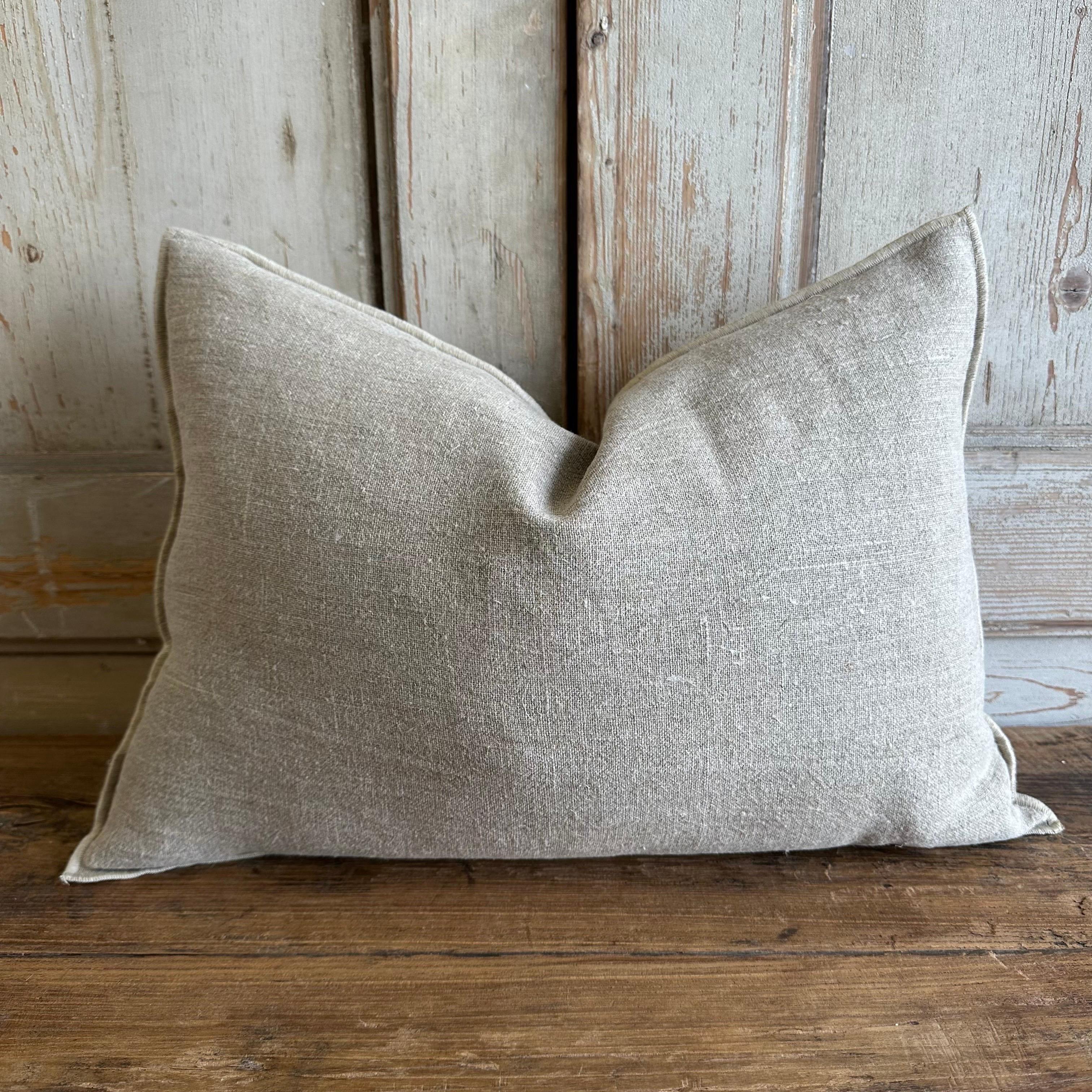A beautiful 100% linen pillow with decorative stitched edge. Zipper closure, 90/10 down feather pillow is included.
Size: 16x24
Color: Natural
Composition
100% linen, natural finish, european flax label
 