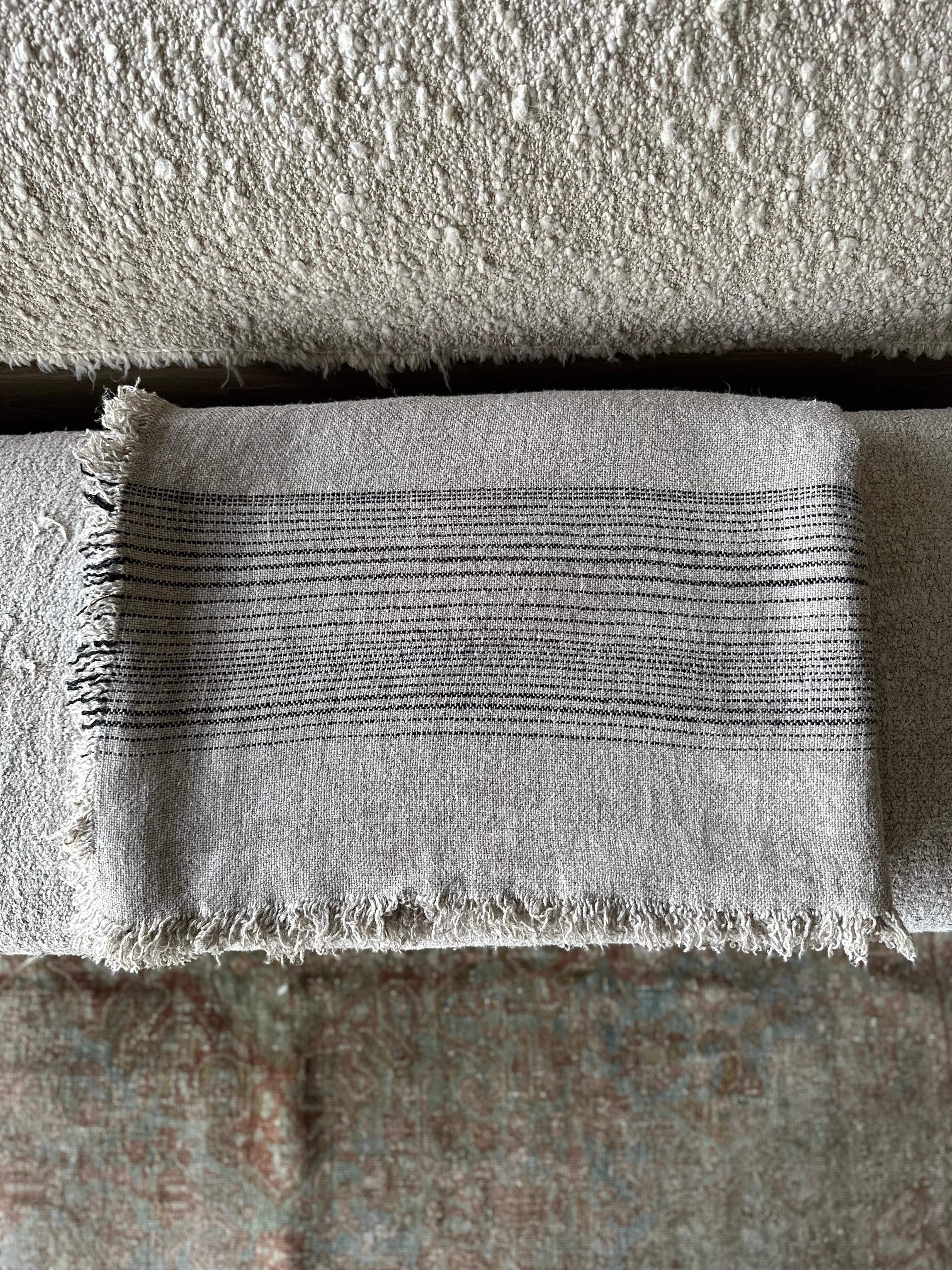 BH COLLECTION
LIN ANCIEN FLAX LINEN THROW
Naturel linen flax thick woven natural and black with fringe edges.
Made in France
70