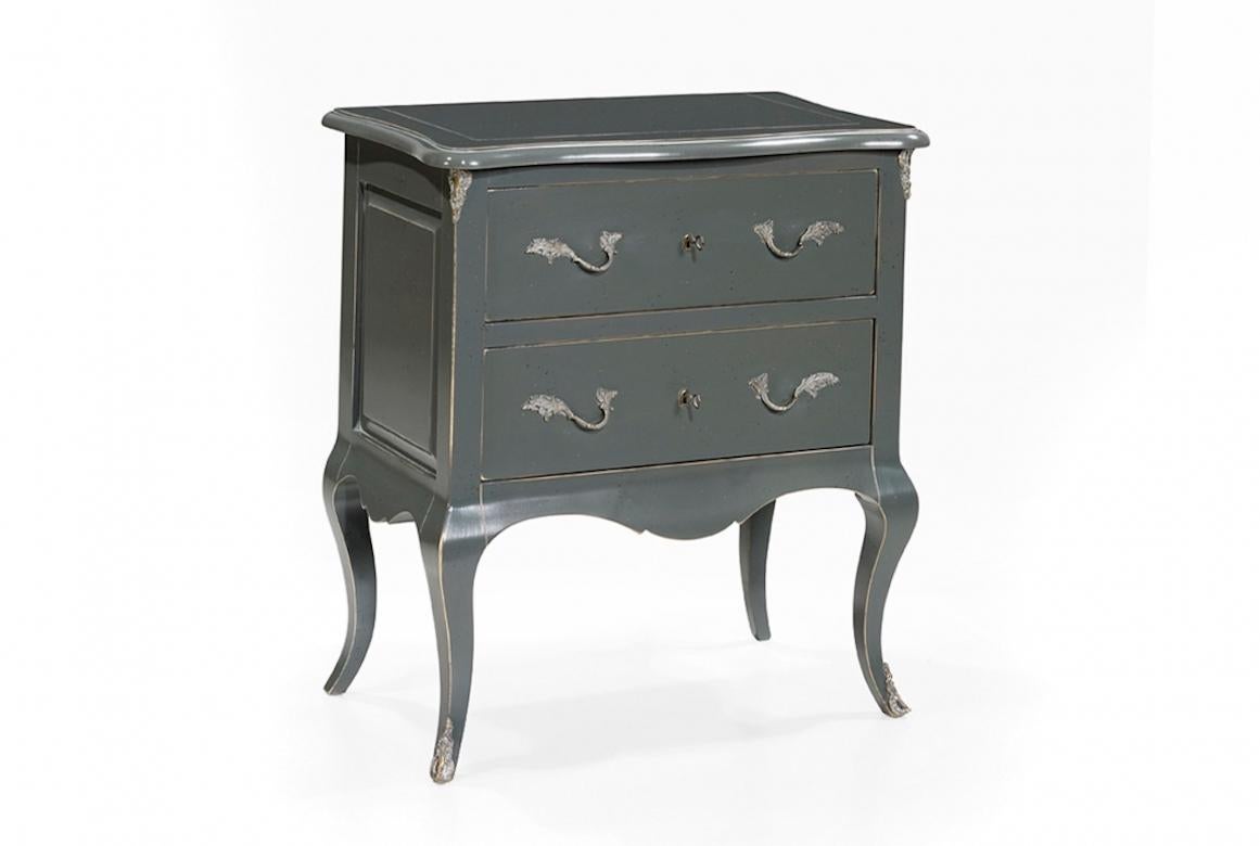A stunning French Fleur Bedside table, 20th century.

The Fleur bedside table is shown in cherry wood with an antique granite finish. Note the en cabriolet legs adorned with decorative ironwork and handles in an antique silver finish.

·