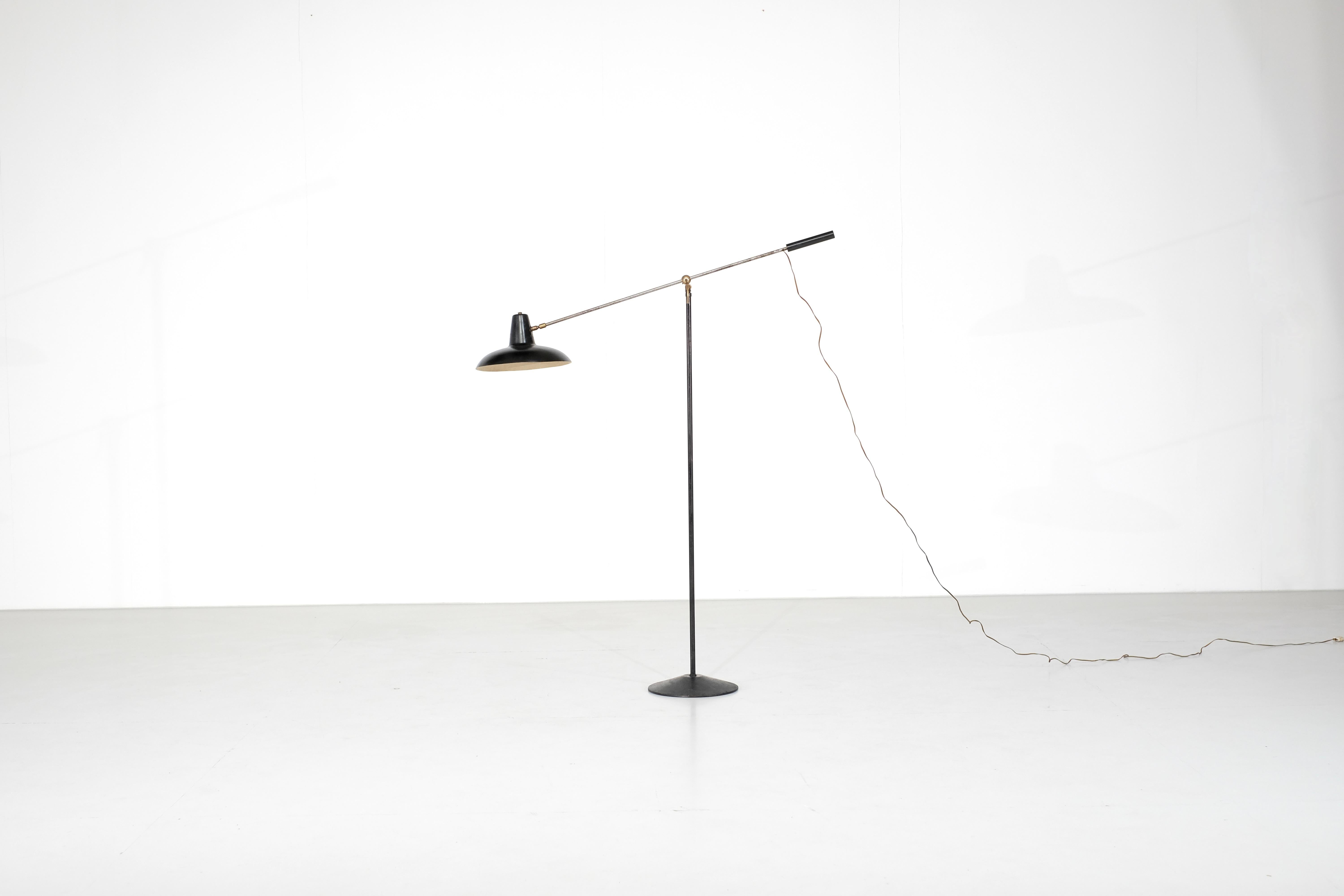 Magnifique lampadaire de fabrication française datant des années 1950.
Il est en métal noir avec de belles finitions en laiton, comme le montrent les photos.

Cette lampe est en état vintage et présente de nombreux signes d'usure.
Il est