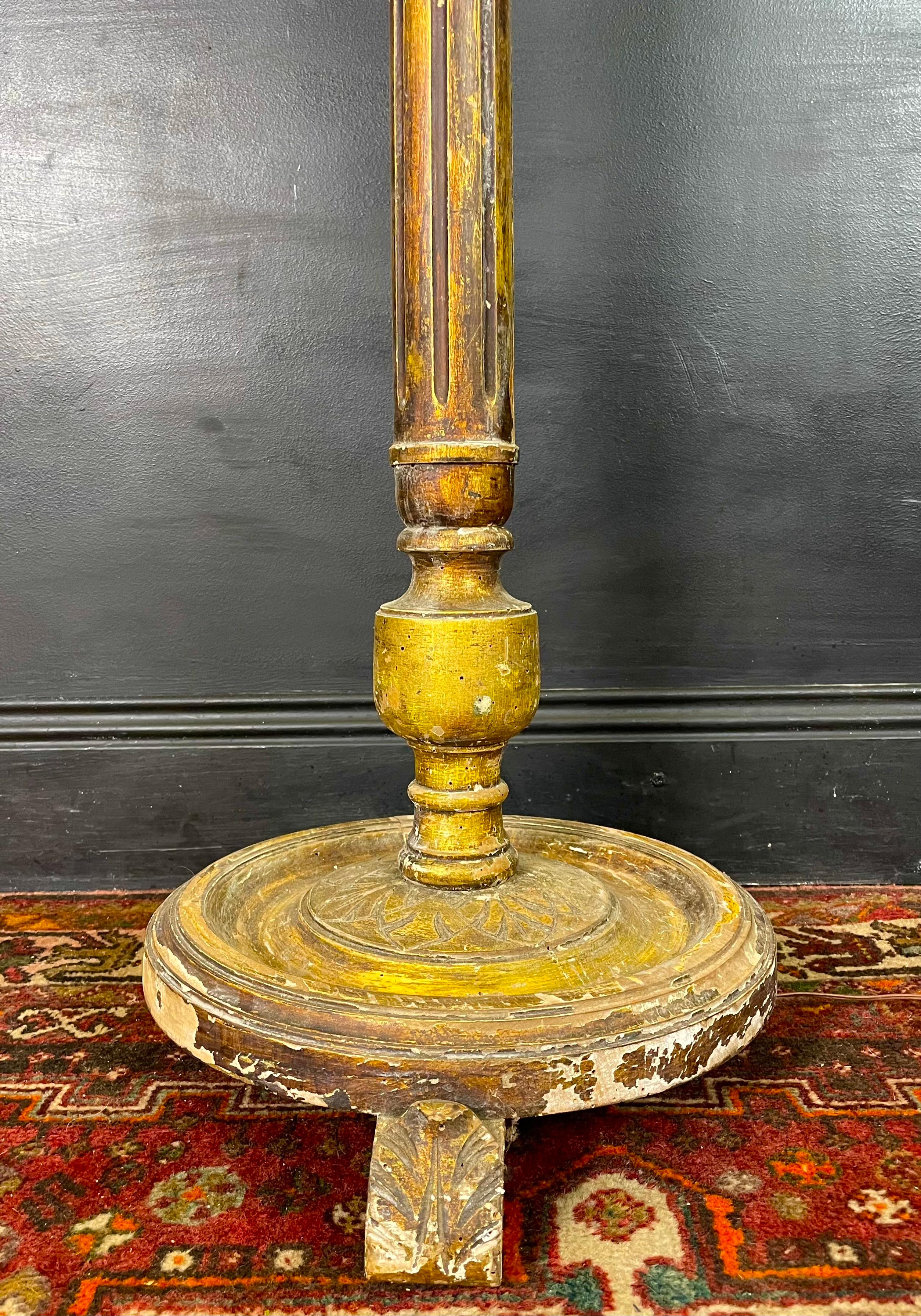 Lámpara de pie francesa de madera estriada y dorada, estilo Luis XVI, s. XX en venta 1